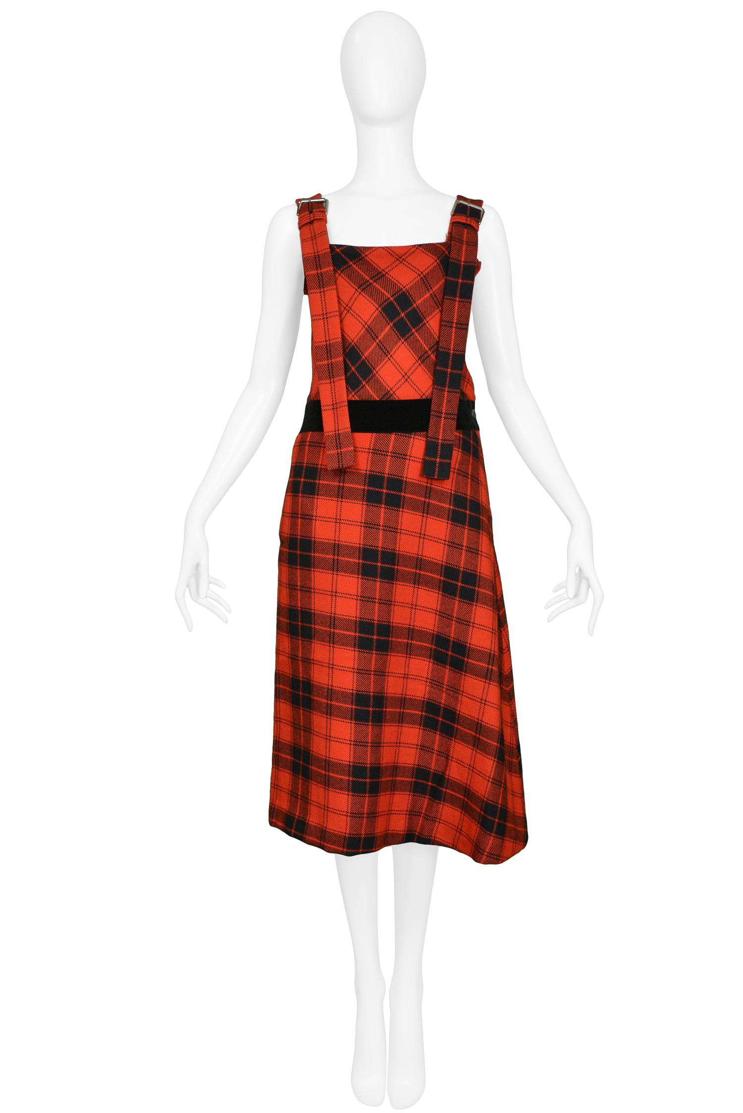 Vintage Yohji Yamamoto red and black wool plaid knee-length jumper dress with adjustable straps. Collection 2003.

Excellent Vintage Condition.

Size Small