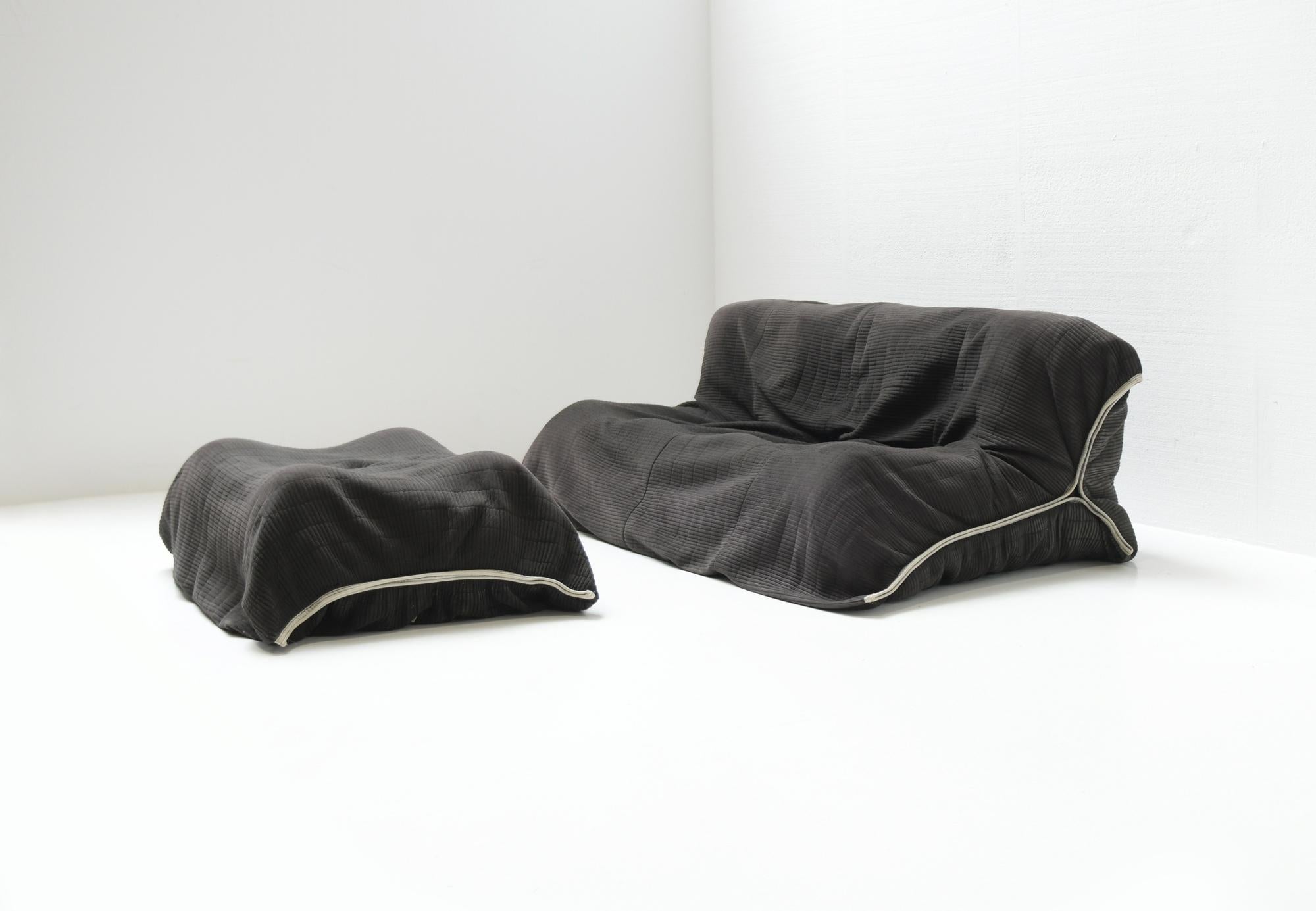 Très rare, confortable canapé YOKO dans sa sellerie Alcantara d'origine, surdimensionnée et nervurée (1986).

Condit : 
Aucun dommage ou réparation / signes normaux d'utilisation pour son âge à certains endroits. 
Le couvercle peut être retiré