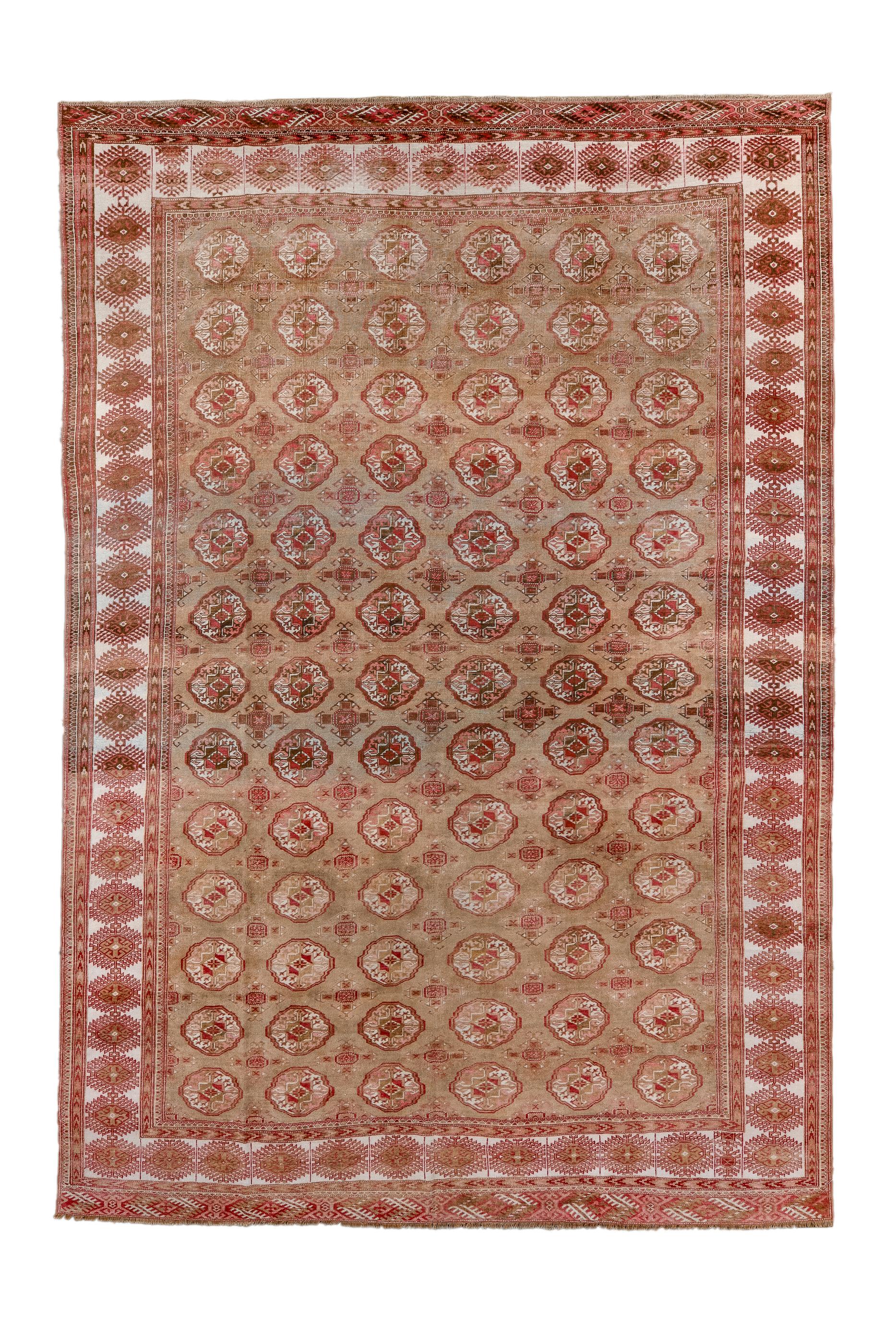 Wahrscheinlich handelt es sich um Tekke- oder Yomud-Stämme in Turkmenistan oder Nordostpersien. Das braune Feld zeigt sechs Säulen mit je 13 geviertelten Stammesgulen im Tekke-Stil und kurbaghe, kreuzförmige Nebengulen in den Reserven. Hauptbordüre