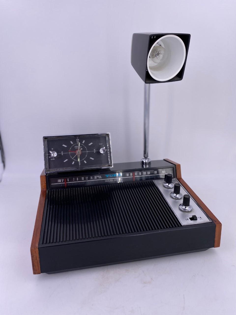 Vintage York solid state radio with clock. This piece is in working condition, radio, clock and light work perfectly. Beautiful nostalgic piece with great design. This compact piece brings an element of nostalgia and elegant design.