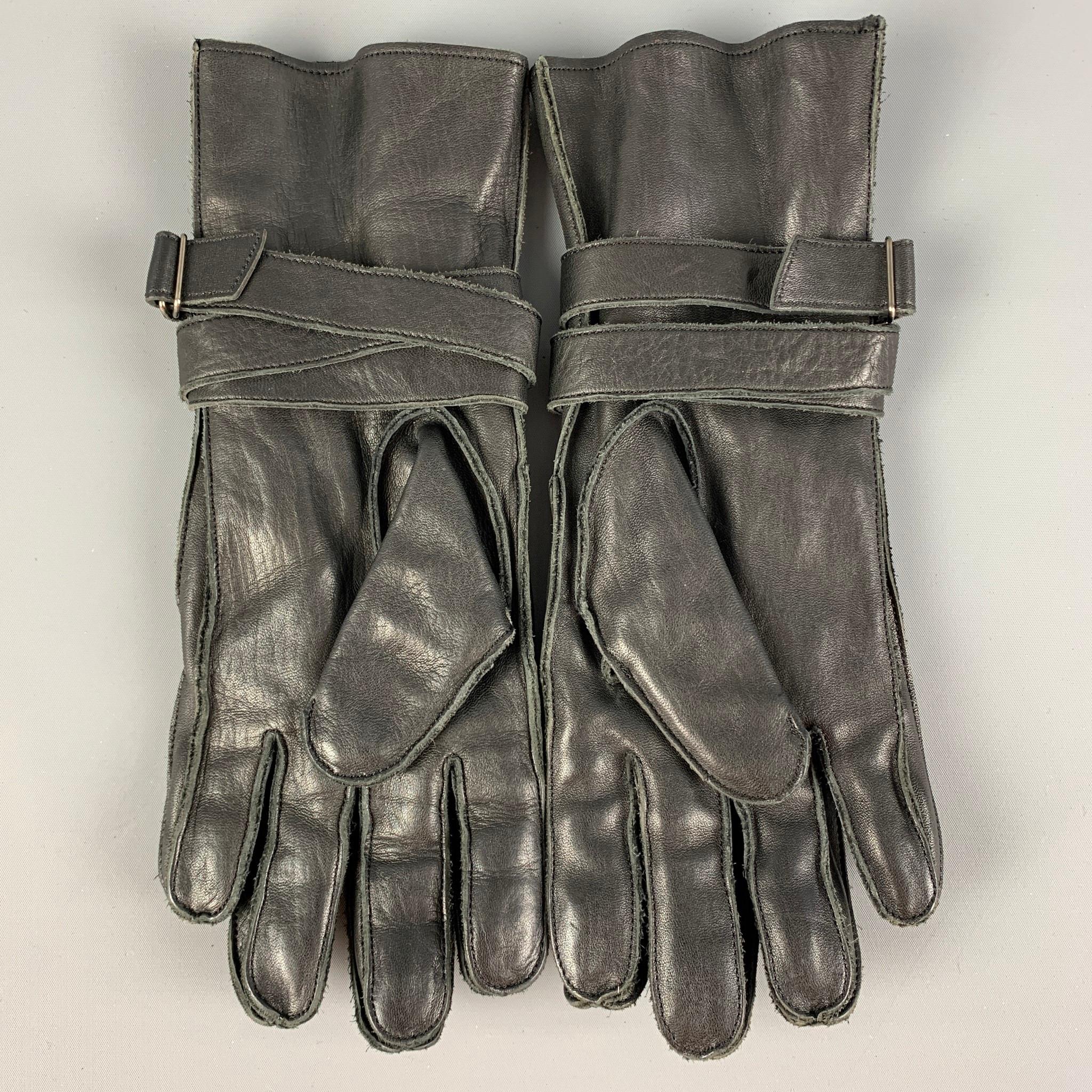 Vintage Y'S by YOHJI YAMAMOTO gloves comes in a black leather featuring a strap buckle closure. 

Very Good Pre-Owned Condition.
Marked: Size tag removed

Measurements:

Height: 12 in.
Length: 4.5 in.