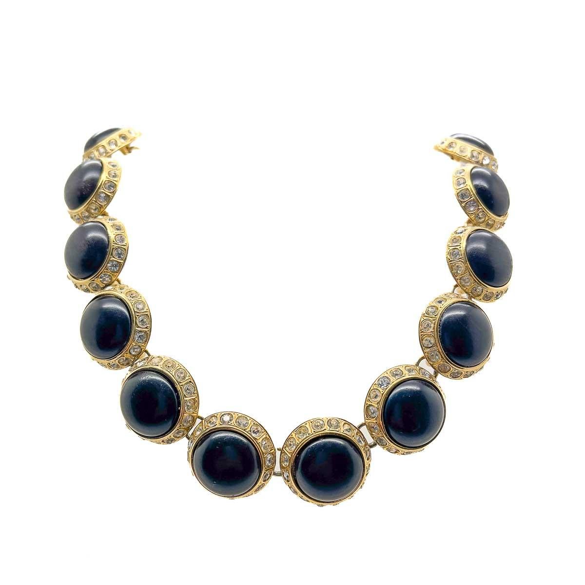 Eine Vintage YSL Cabochon-Halskette. Diese elegante Riviere-Halskette ist mit dramatischen schwarzen Cabochons verziert und mit Chaton-Kristallen akzentuiert, die für einen glamourösen Auftritt sorgen. Ein absolut zeitloses Design aus dem kultigen