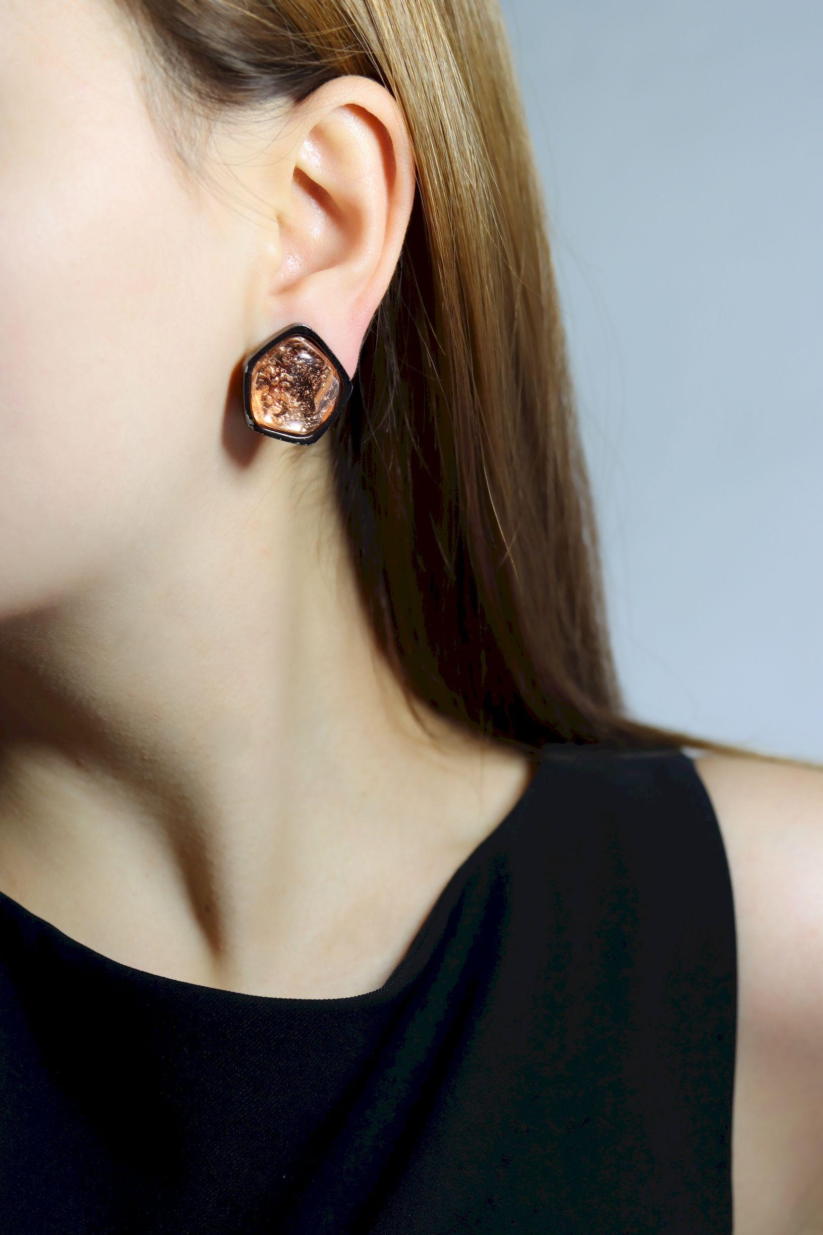 Pendientes Vintage YSL Resina Rosa Tono Negro

Dimensiones aproximadas:
2,3 cm (Longitud) 
2,3 cm (Anchura)
17,4 gramos de peso.


** Los diamantes y las piedras de color se miden hasta donde lo permiten las monturas, ya que normalmente no quitamos