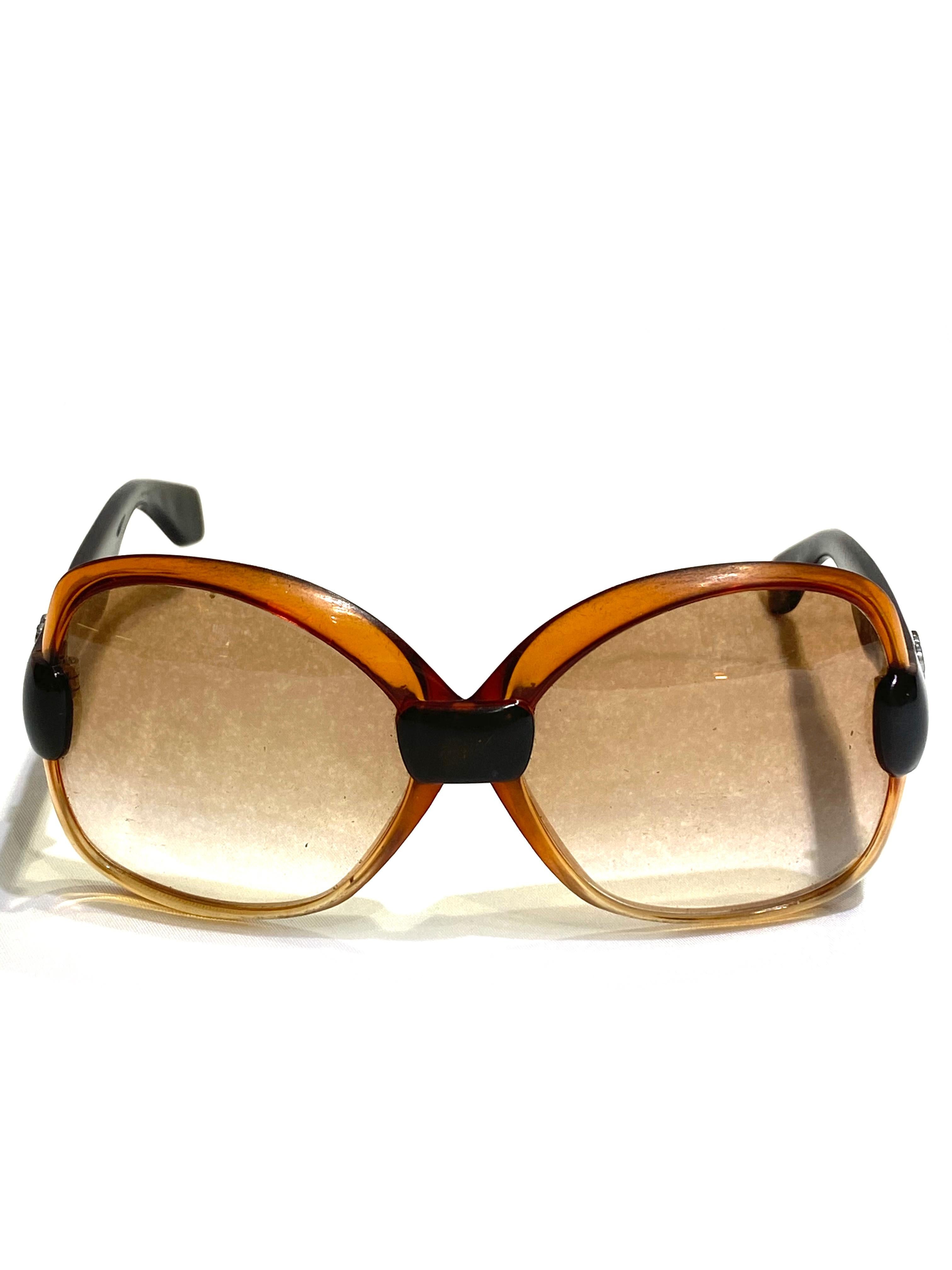 Product details:

Circa 1970.
Featuring clear brown and black matte finish frames, round square light brown gradient lens, silver tone YSL logo on the sides.
Signed Yves Saint Laurent Paris 541.
Made in France.