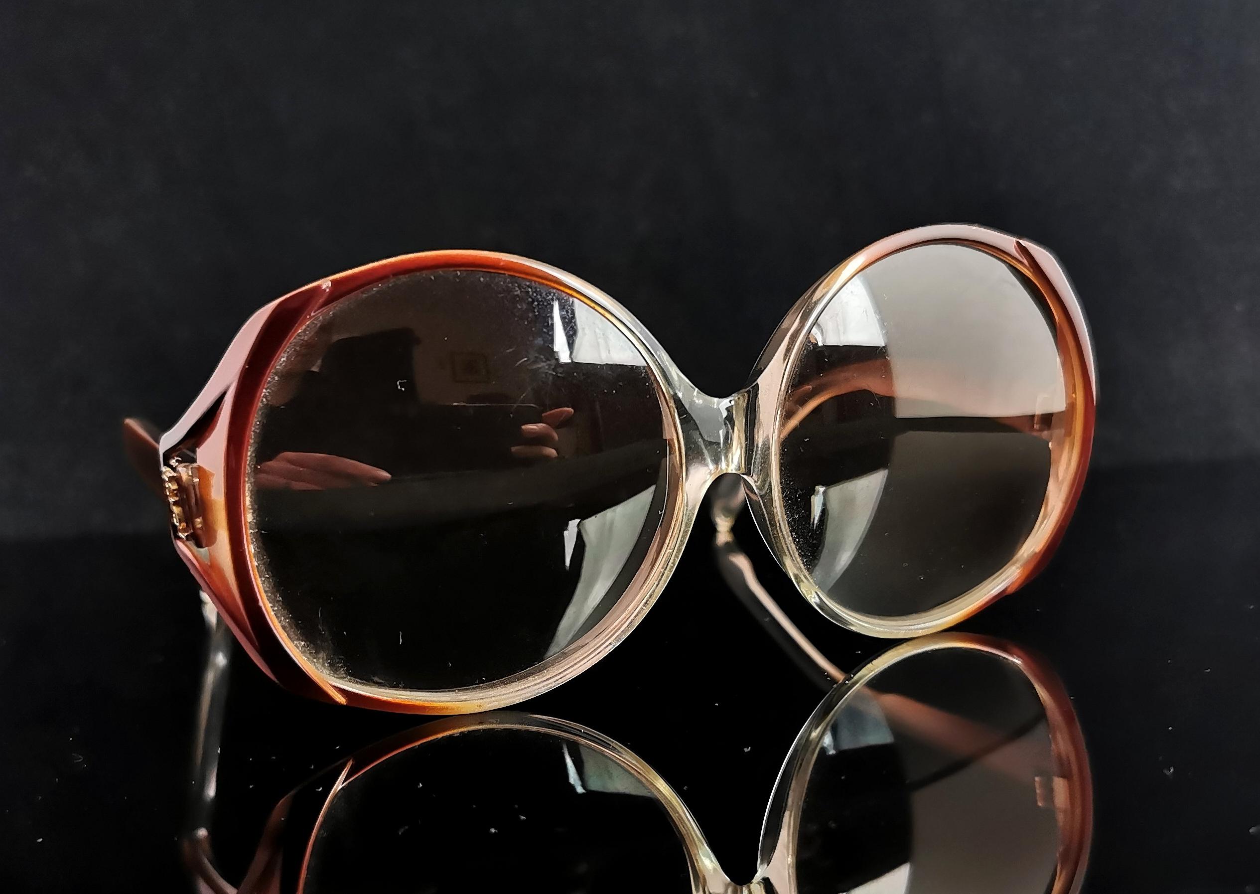 A gorgeous pair of vintage YSL oversized sunglasses.

Oversized sunnies with off round large lenses and deep burnt orange gradient acetate frames.

The lenses are are dark brown / grey tinted.

The sunglasses have a gold tone YSL logo to one