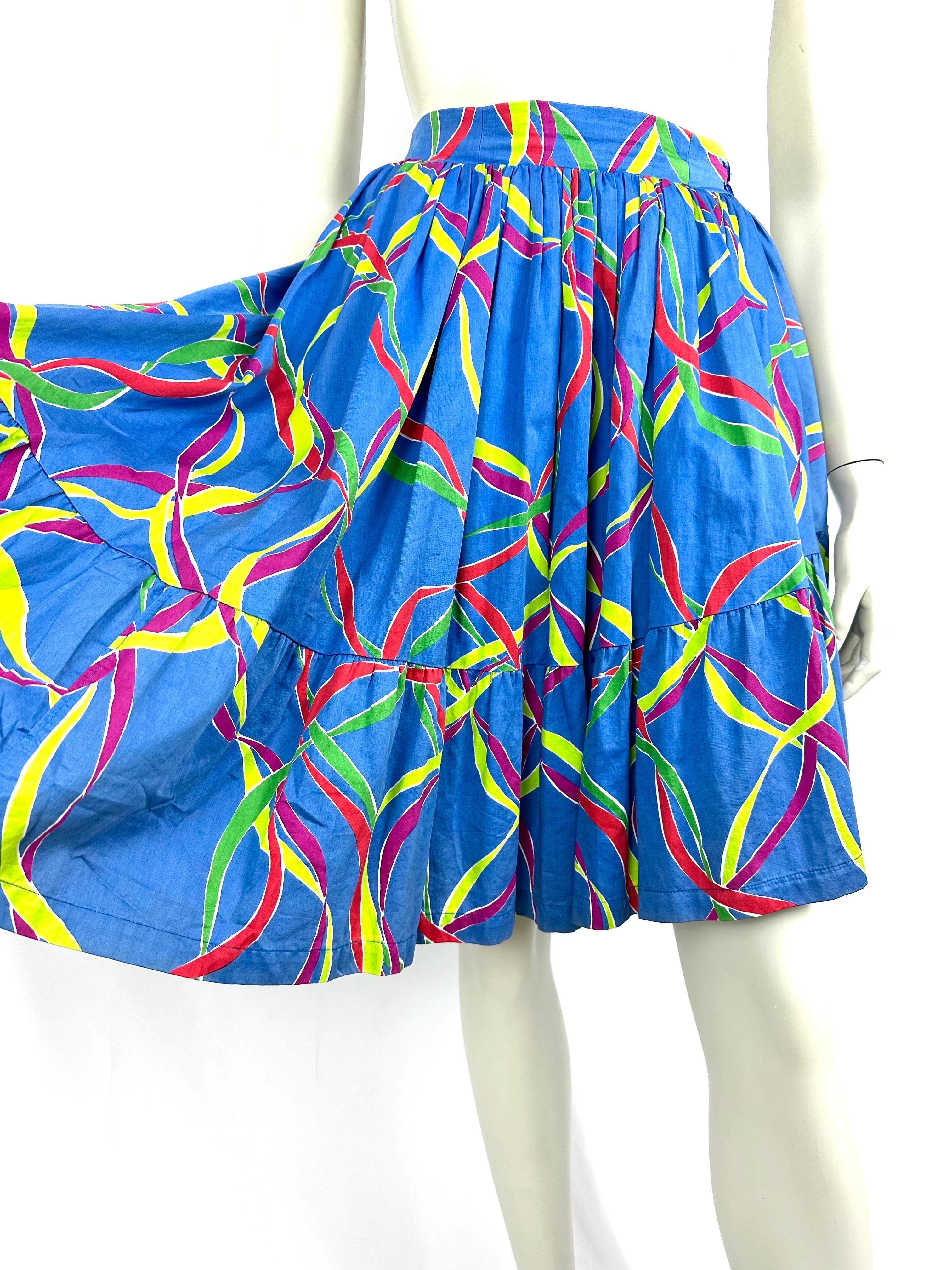 Vintage Yves Saint Laurent Rive gauche skirt from the S/S 1991 collection.
Pretty colorful patterns on a blue background.
Asymmetric,
High and narrow waist, nicely pleated for a very nice volume.
discreet zipper on the hip ending with 2