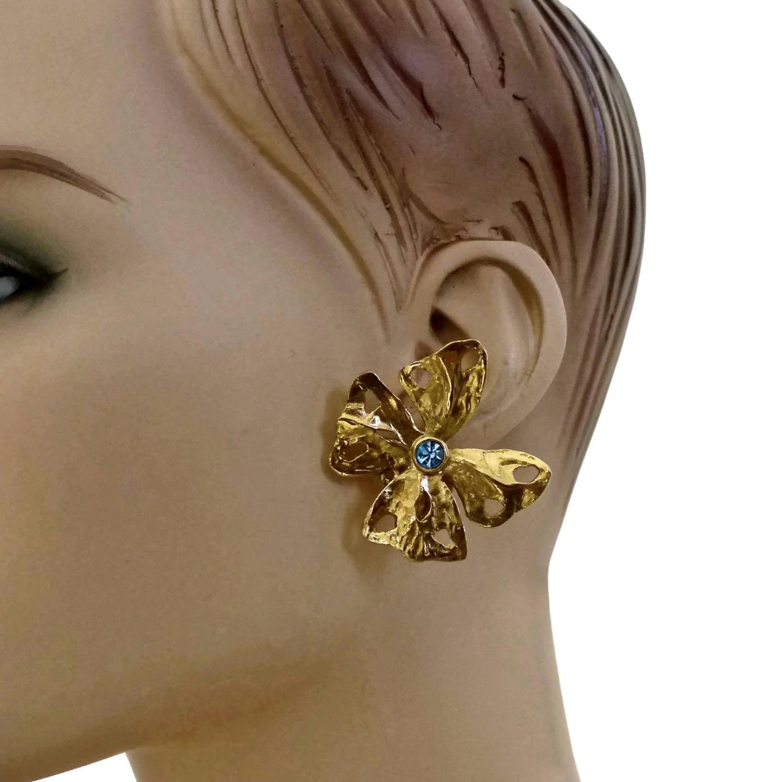 Vintage YSL Yves Saint Laurent by Robert Goossens Butterfly Rhinestone Earrings

Measurements:
Height: 1.65 inches (4.2 cm)
Width: 1.69 inches (4.3 cm)
Weight: 13 grams

Features:
- 100% Authentic YVES SAINT LAURENT by Robert Goossens.
- Metal gilt