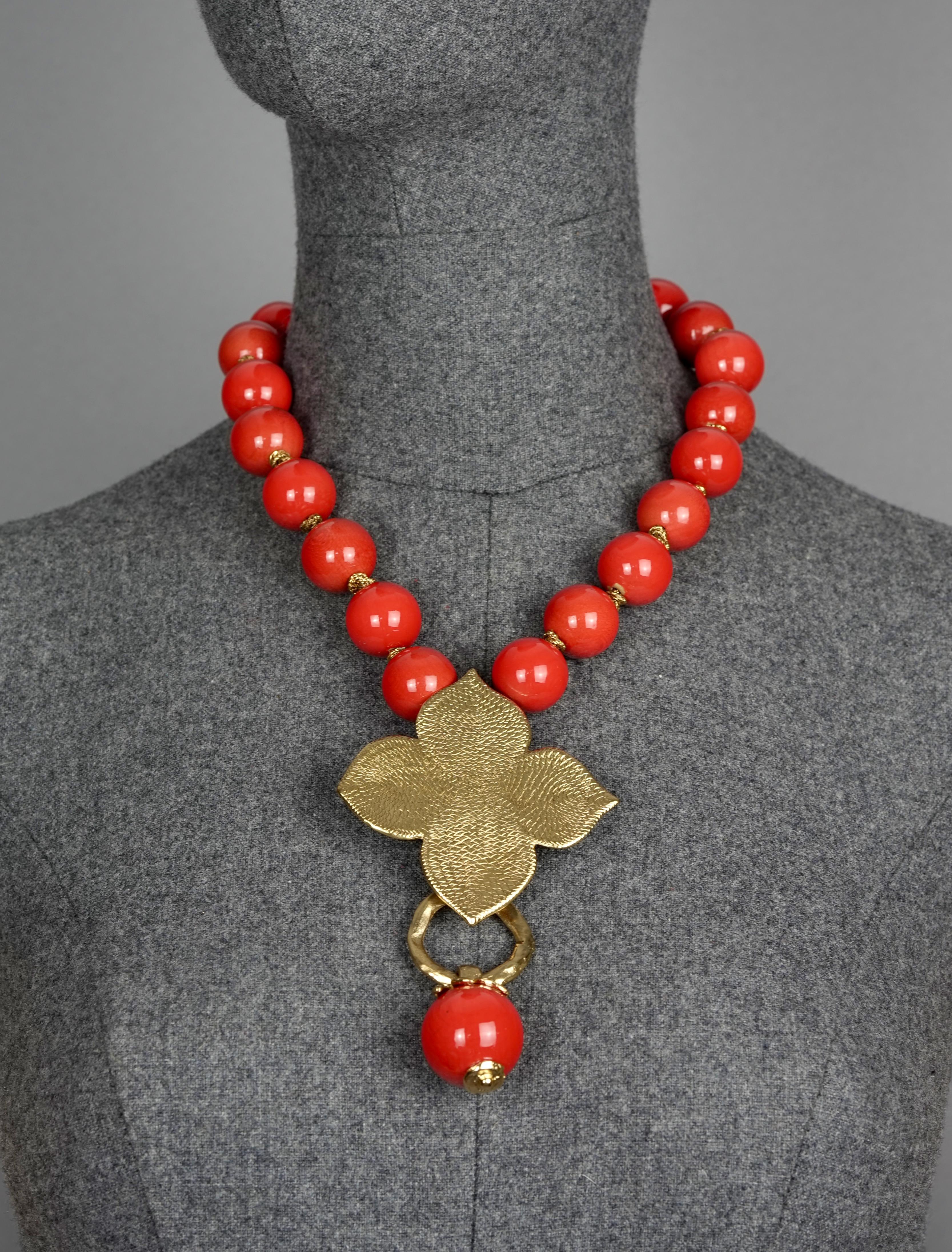 Vintage YSL Yves Saint Laurent by ROBERT GOOSSENS Four Leaf Clover Coral Beads Necklace

Measurements:
Four Leaf Clover: 2.91 inches (7.4 cms)
Wearable Length: 17.71 inches (45 cm) until 19.48 inches (49.5 cm)

Features:
- 100% Authentic YVES SAINT