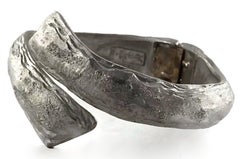Bracciale vintage YSL Yves Saint Laurent con avvolgimento a spirale e texture