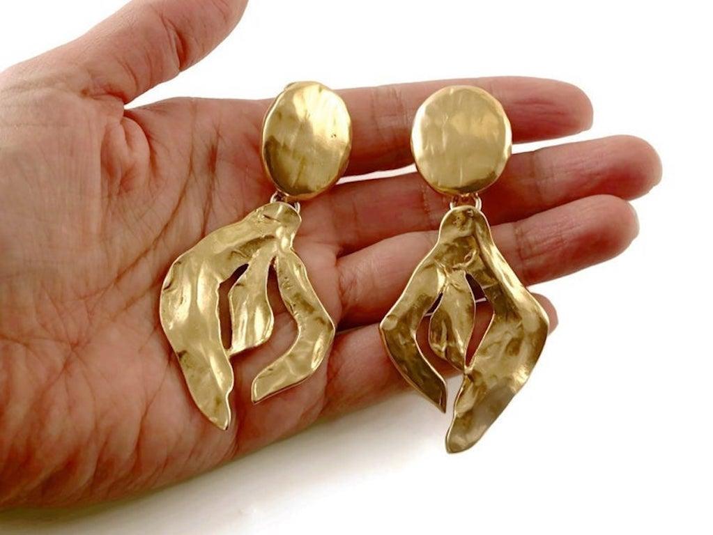 Vintage YSL Yves Saint Laurent Hammered Stylized Drop Earrings In Excellent Condition For Sale In Kingersheim, Alsace