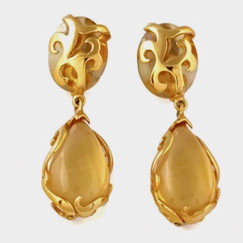 Vintage YSL Yves Saint Laurent Stylized Lucite Dangling Earrings

Measurements:
Height: 3 1/8 inches (7.93 cms)
Width: 1 inch (2.54 cms)
Thickness: 4/8 inch (1.27 cms)

Features:
- 100% Authentic YVES SAINT LAURENT.
- Lucite earrings with opulent