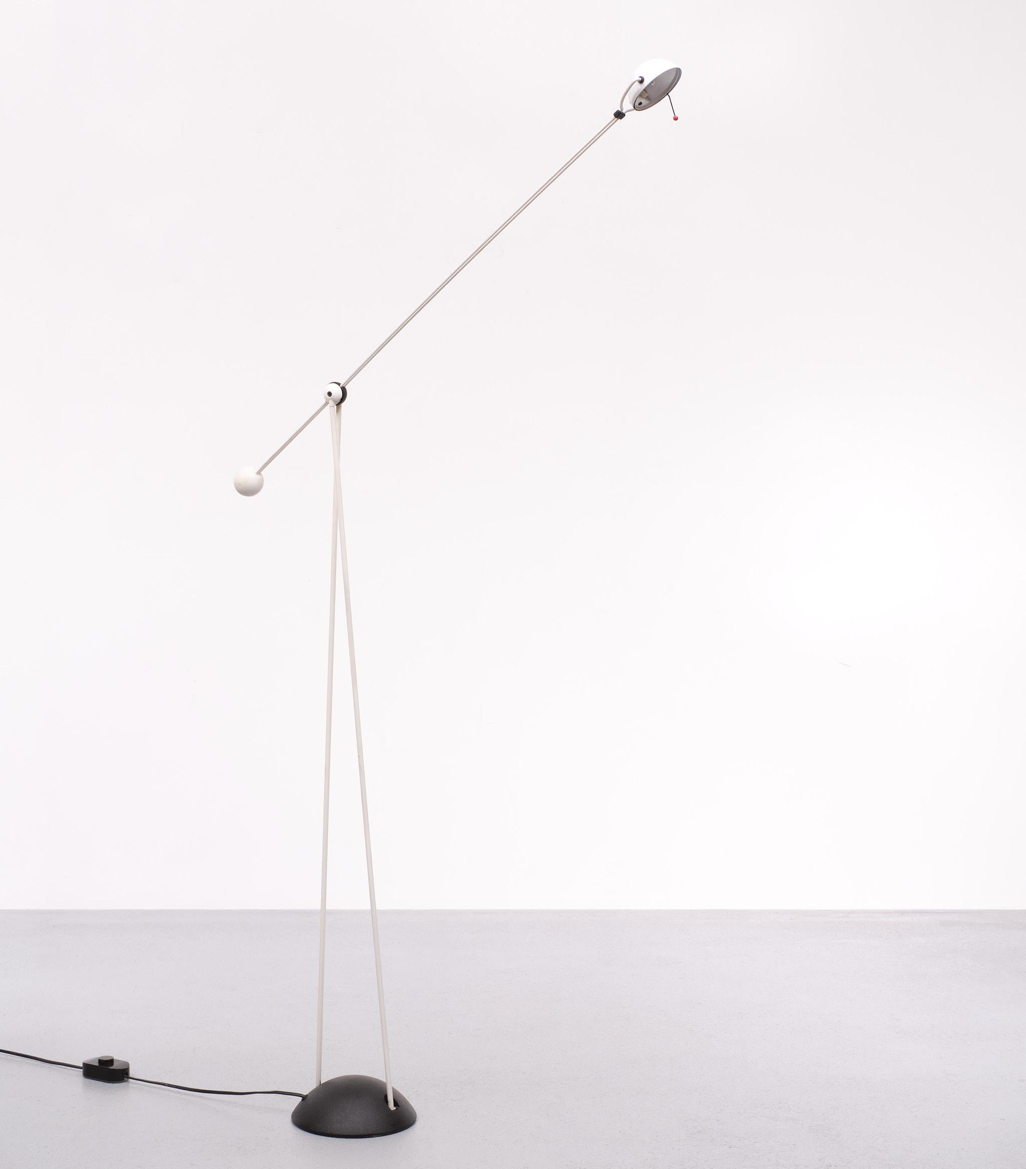 Lampe produite dans les années 1980 par Stefano Cevoli d'après un design de Paolo Francesco Piva. modèle Yuki Base hémisphérique en métal peint en noir. Double tige en métal peint en noir qui croise une autre tige pivotante ayant un diffuseur à une