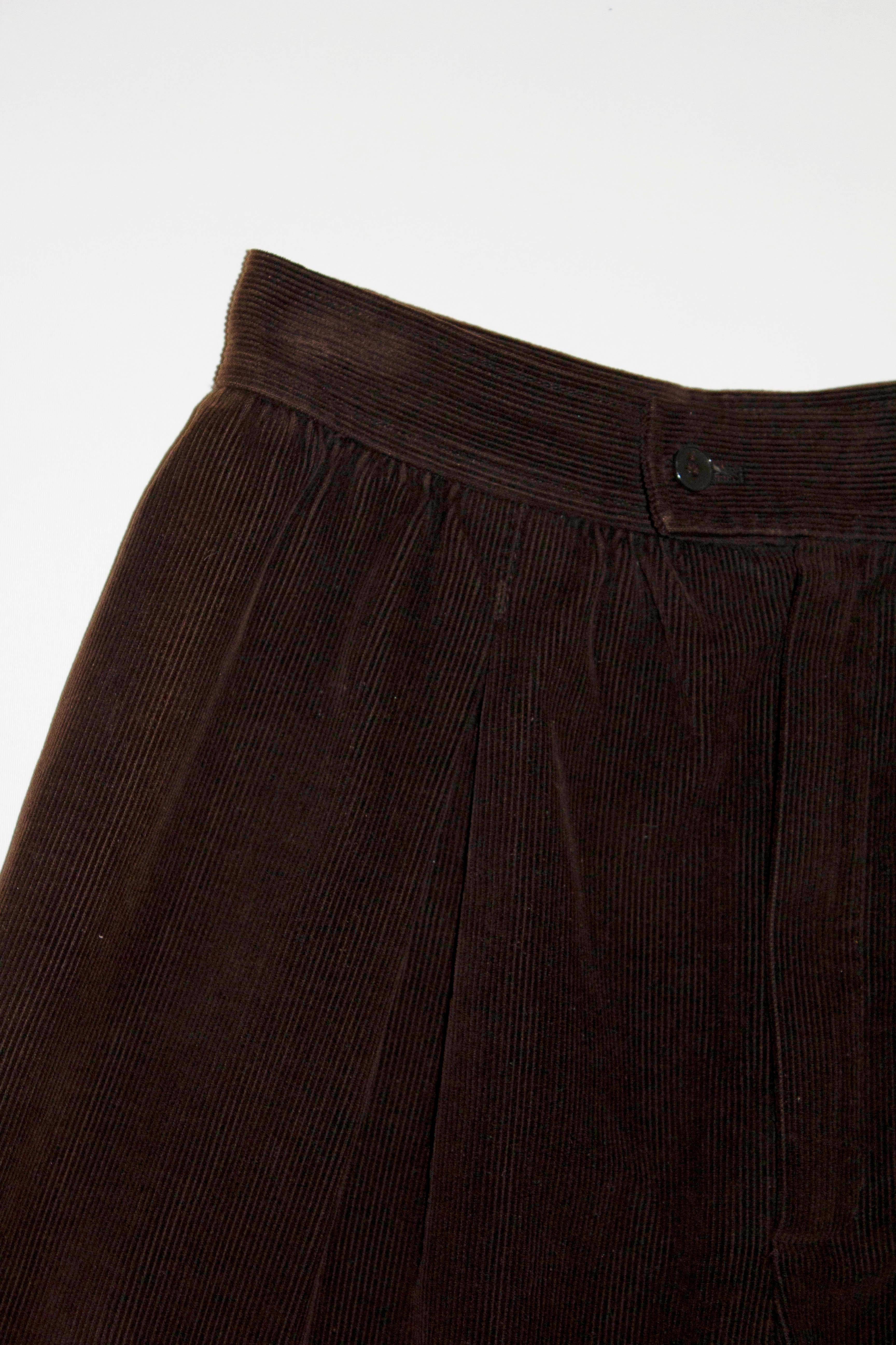 A chic pair of shorts by Yves Saint Laurent. In an nice shade of brown , the shorts have a pocket on either side .
They are unlined. Size 38 Waist 26'' plus and extra 2'', length 21''' plus 2 1/2'' hem.