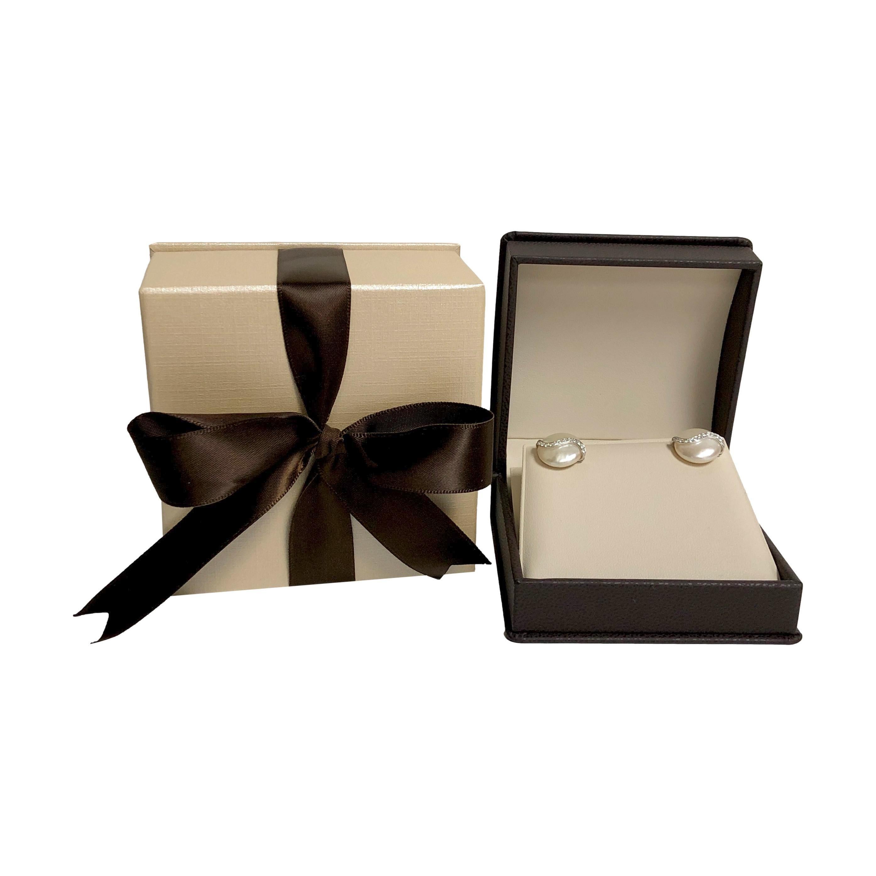Pendientes Vintage Yvel Biwa Coin Pearl  Oro blanco de 18 quilates + diamantes, perlas de 14,5 mm en venta 4