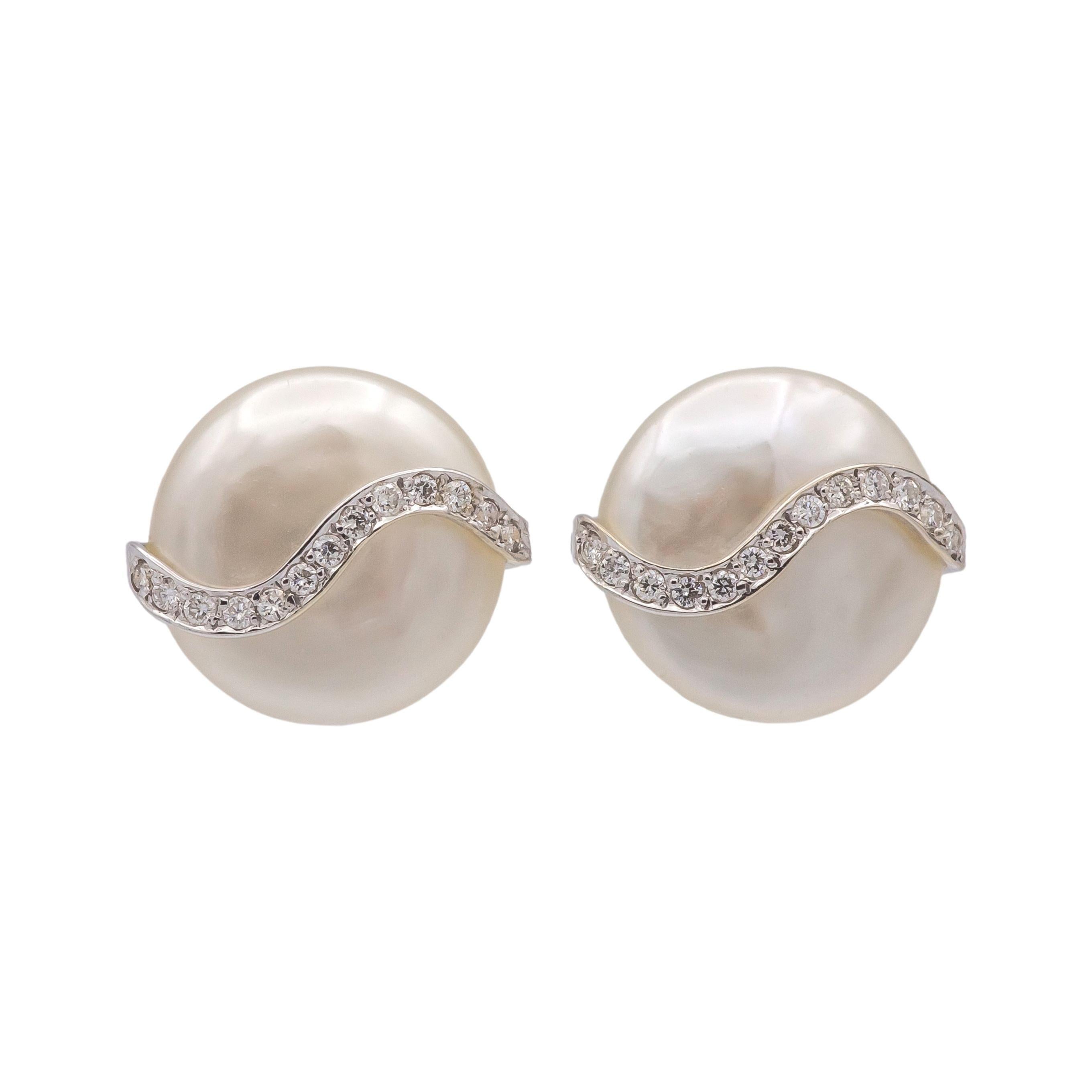 Pendientes vintage Yvel de la Colección Biwa, fabricados en oro blanco de 18 quilates y engastados con dos perlas cultivadas Biwa de aproximadamente 14,5 mm cada una, con pasadores de fricción. Las perlas presentan un brillo excelente y van