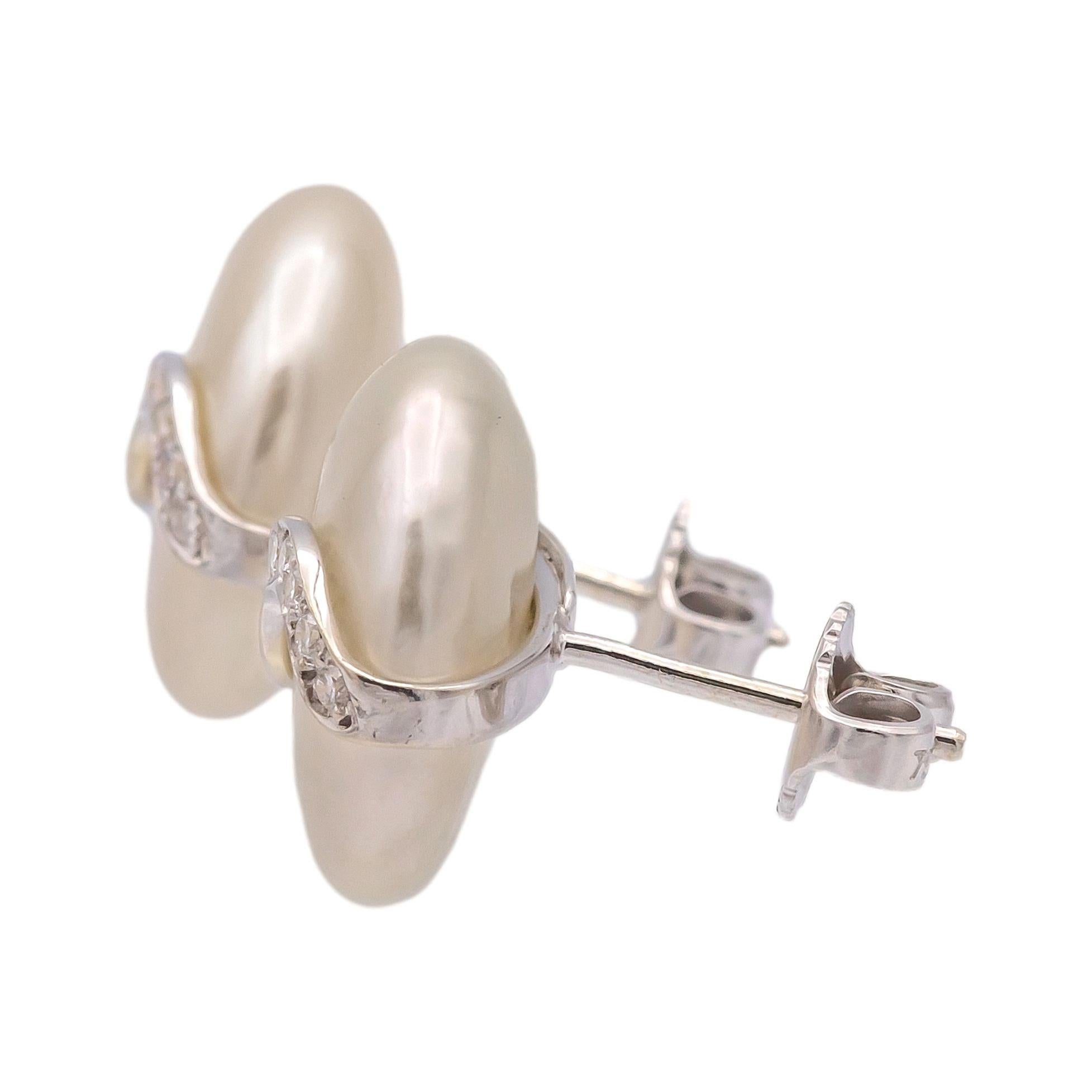 Pendientes Vintage Yvel Biwa Coin Pearl  Oro blanco de 18 quilates + diamantes, perlas de 14,5 mm Corte redondo en venta
