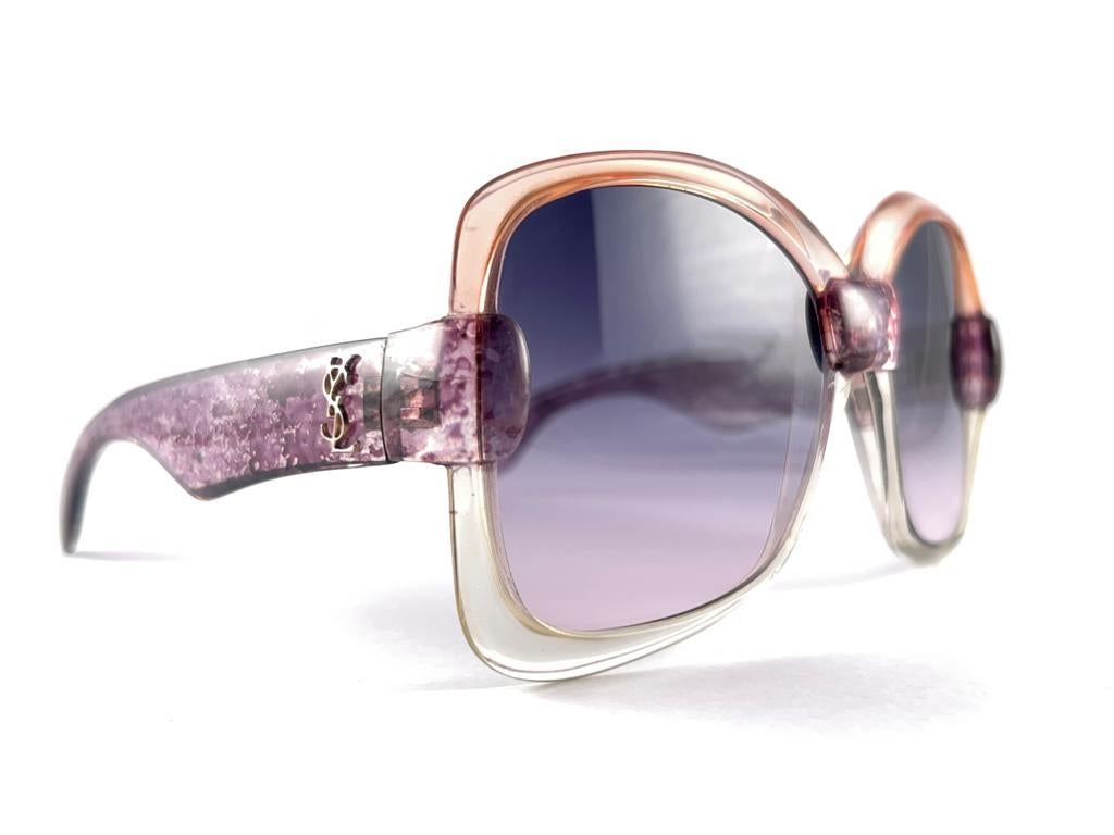 Beautiful And Stylish Vintage Yves Saint Laurent 1970’S Sunglasses In Classy Translucent Marbled Framing An Spotless Pair Ofpurple Gradient Lenses.
New, Never Worn Or Displayed
This Item May Show Minoe Sign Of Use Due To Storage
This Pair Is An