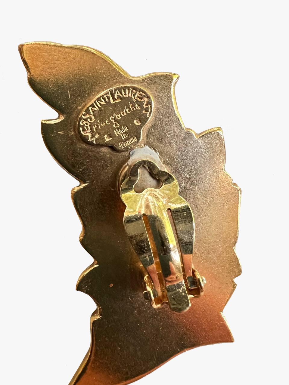 Vintage Yves Saint Lauren RIVE GAUCHE bordeauxfarbenes Emaille Blatt Clip-on Ohrringe in Gold Ton Metall.

Unterschrieben. Hergestellt in Frankreich

Abmessungen:
Länge 2,3″.
Breite 1,1″

Zustand: gut, leichte Gebrauchsspuren

........Zusätzliche
