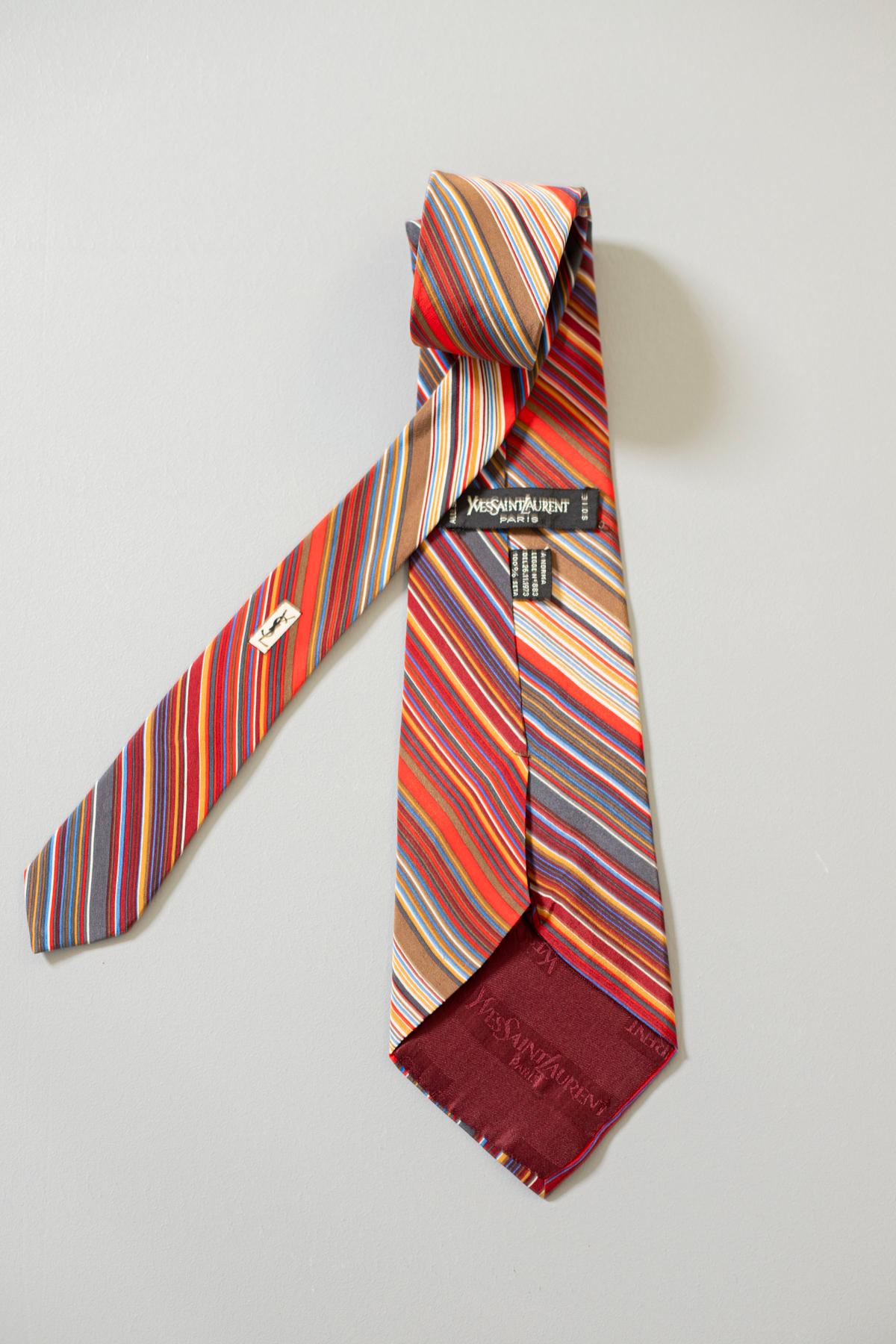 Elegante Yves Saint Laurent-Krawatte aus 100 % Seide im Zustand „Gut“ in Milano, IT