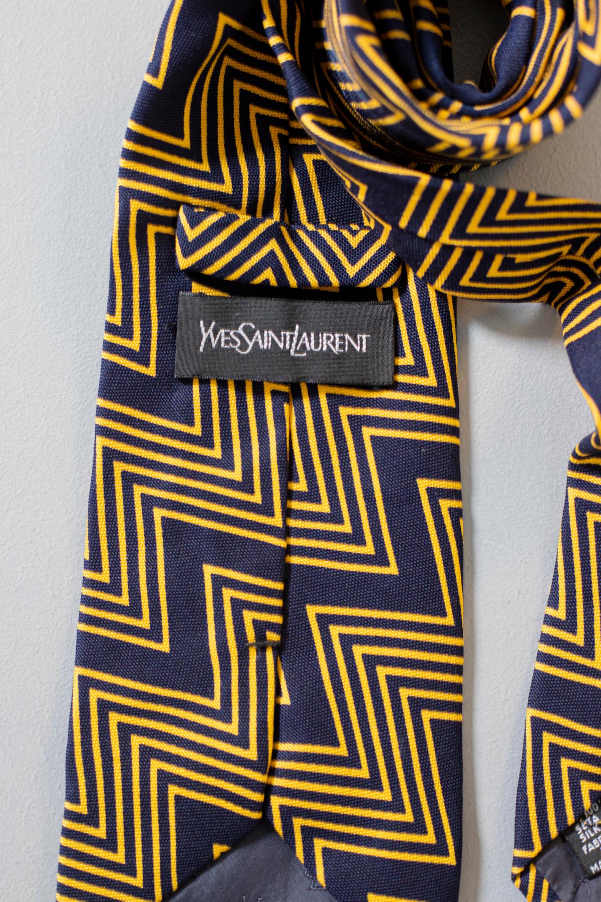 Vintage Yves Saint Laurent 100% silk tie  In Good Condition In Milano, IT