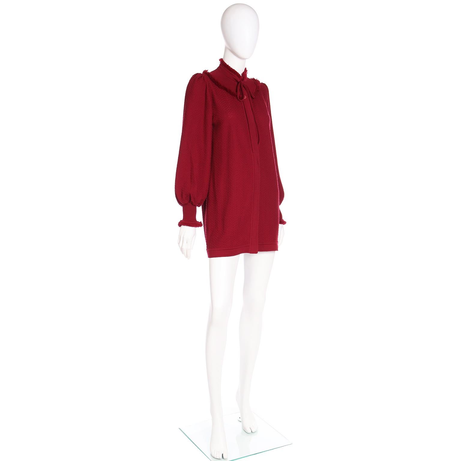 Rouge Yves Saint Laurent - Pull en maille de laine à franges rouge bordeaux, années 1970 en vente