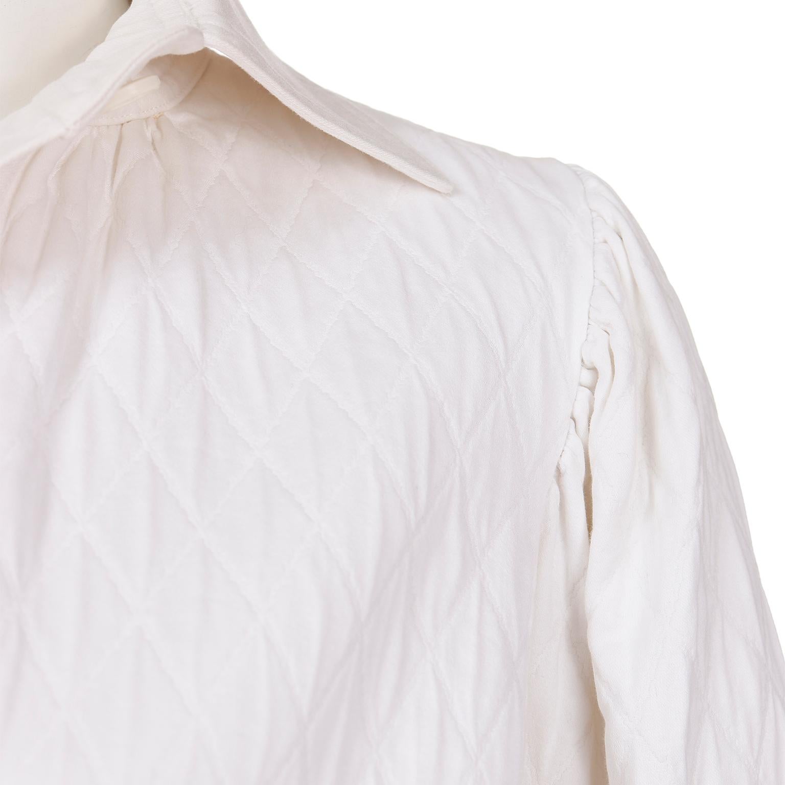 Vintage Yves Saint Laurent 1970er Jahre Weiße gesteppte Jacke aus Baumwollmischung im Rauchstil  im Angebot 1