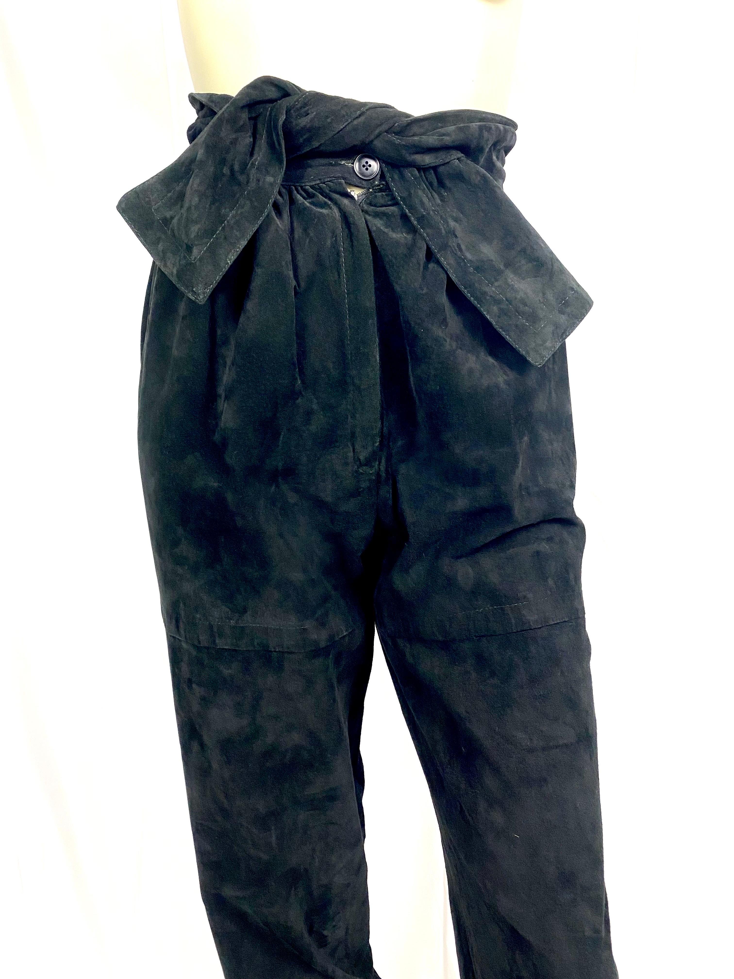 Gorgeous vintage Yves daint laurent Rive gauche black suede trousers from the 1980s.
High waist with a tie belt.
hidden zipper fly.
Made in France.
Marked size 38
Size 34cm
Hips 53cm
Waist / inseam 37cm
Thigh 31cm
belt width 11cm
Total length