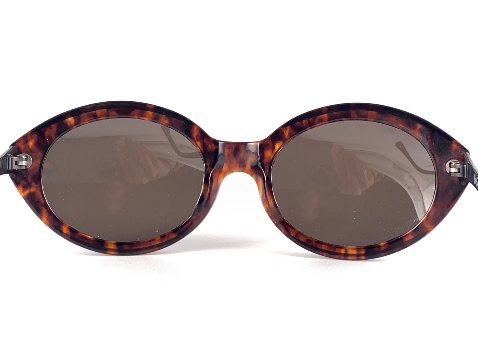Gris Lunettes de soleil vintage Yves Saint Laurent 6556 YSL Oval Tortoise 1980 France en vente