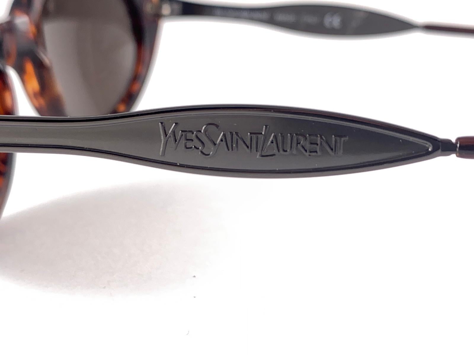 Lunettes de soleil vintage Yves Saint Laurent 6556 YSL Oval Tortoise 1980 France Pour hommes en vente