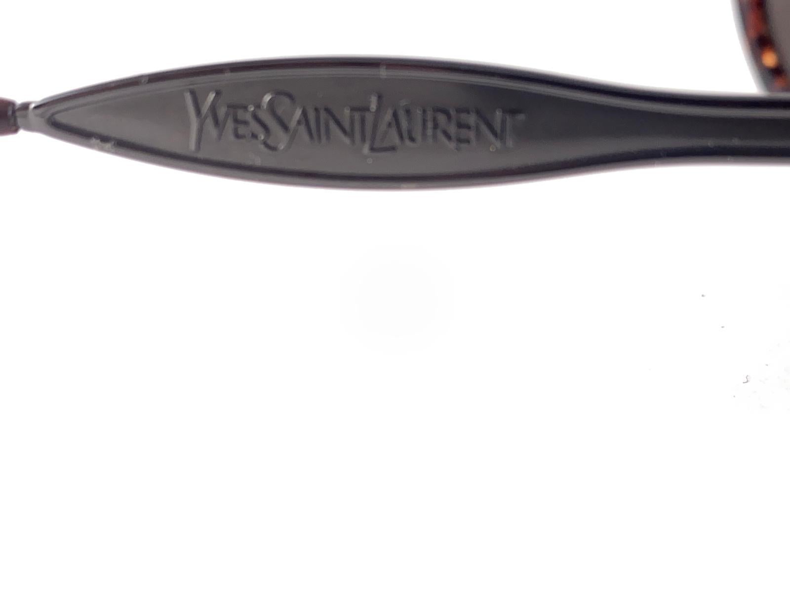 Lunettes de soleil vintage Yves Saint Laurent 6556 YSL Oval Tortoise 1980 France en vente 1