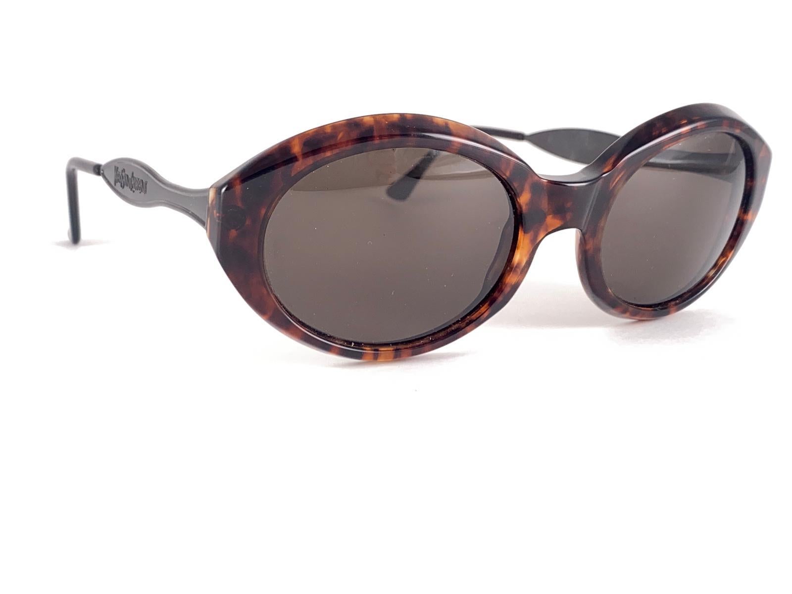 Lunettes de soleil vintage Yves Saint Laurent 6556 YSL Oval Tortoise 1980 France en vente 2
