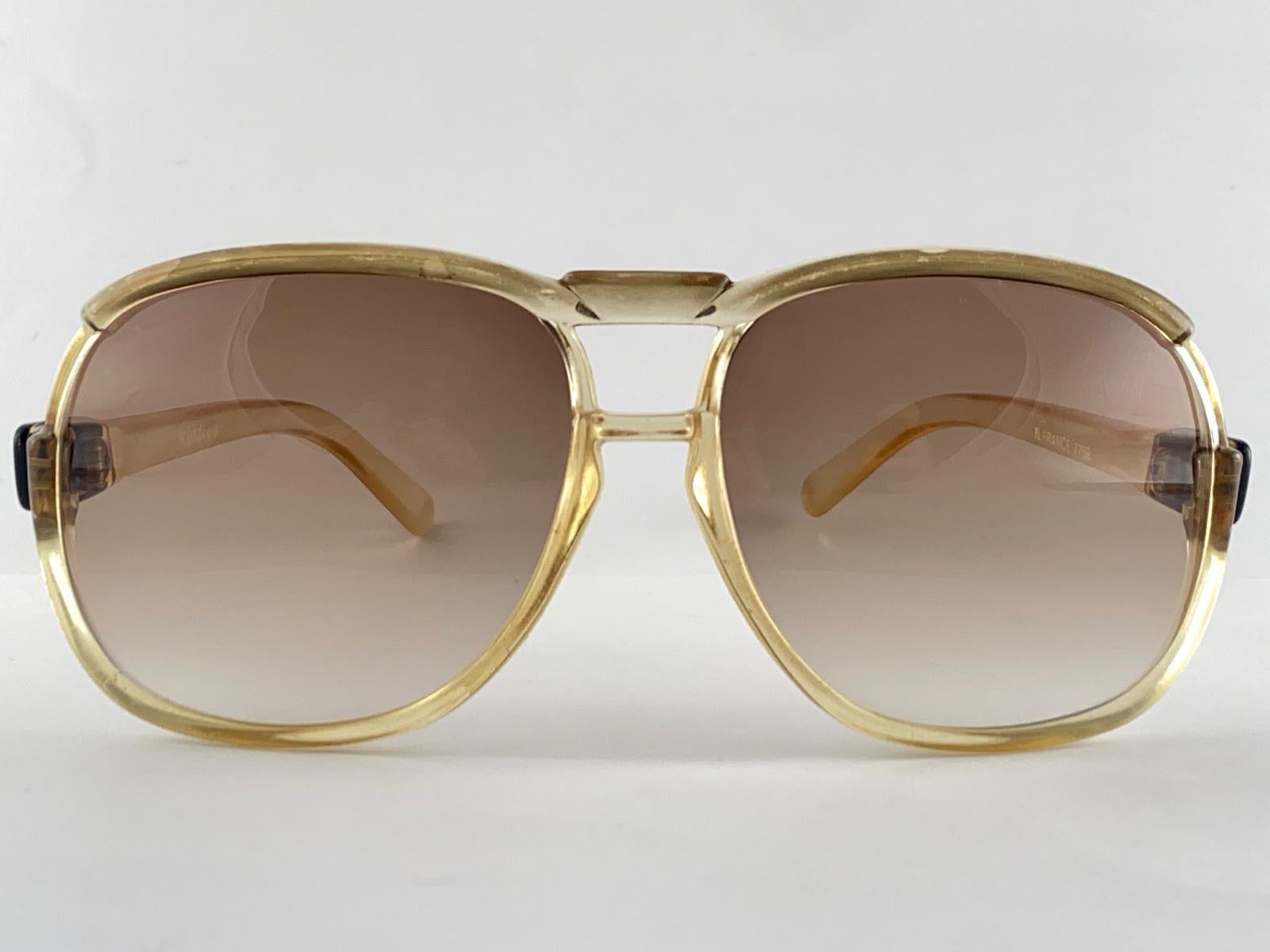 


Schöne und stilvolle Ysl Oversized Frame Sonnenbrillen. 

Dieses Paar zeigt geringe Abnutzungserscheinungen aufgrund der Lagerung.

Bitte studieren Sie die Bilder. 
Eine großartige Gelegenheit, ein einzigartiges und doch zeitloses Aussehen zu