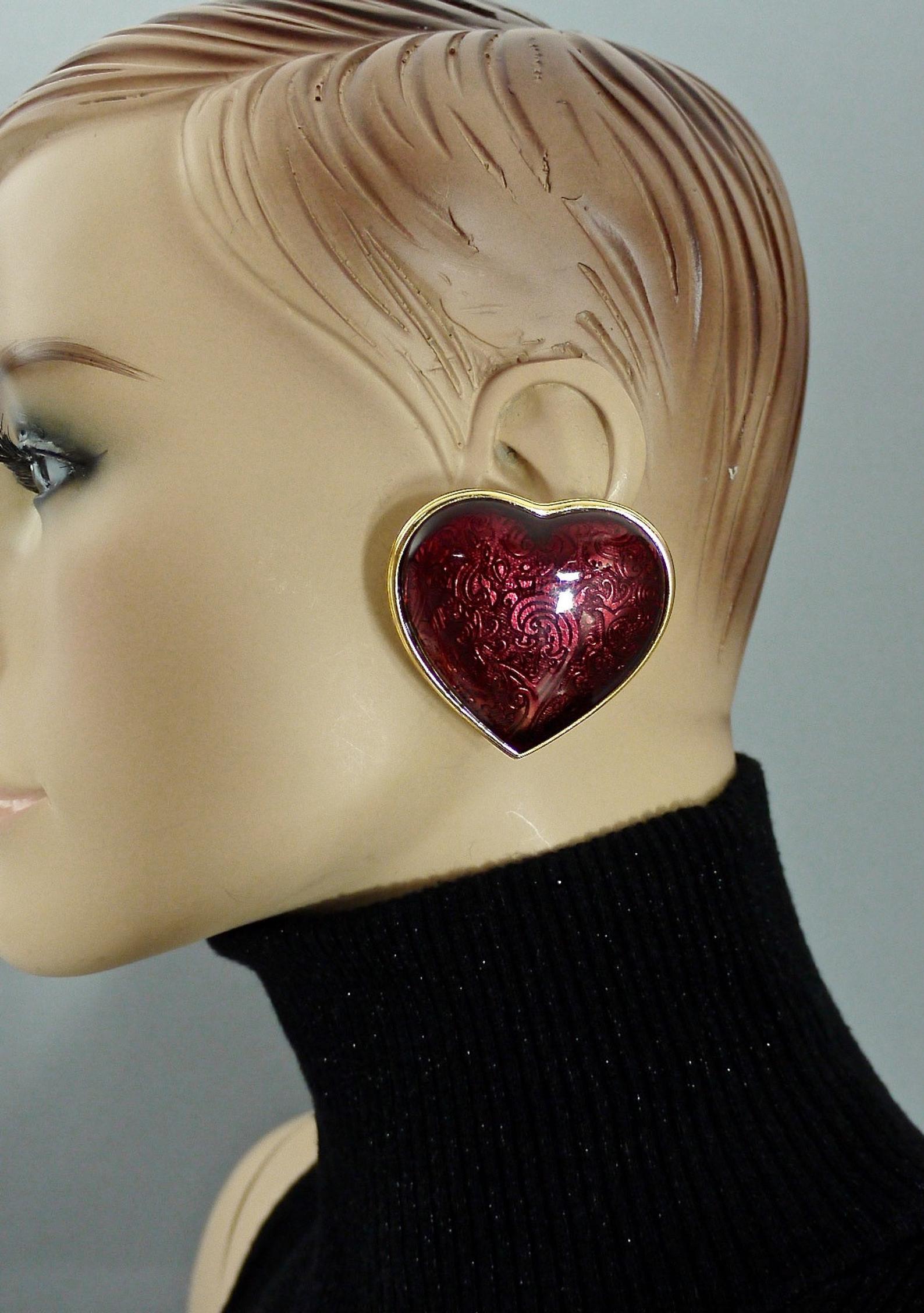 Vintage YVES SAINT LAURENT Arabesque Enamel Red Heart Earrings

Measurements:
Height: 1.92 inches (4.9 cm)
Width: 2 inches (5.1 cm)
Weight per Earring: 30 grams

Features:
- 100% Authentic YVES SAINT LAURENT.
- Massive red heart enamel with