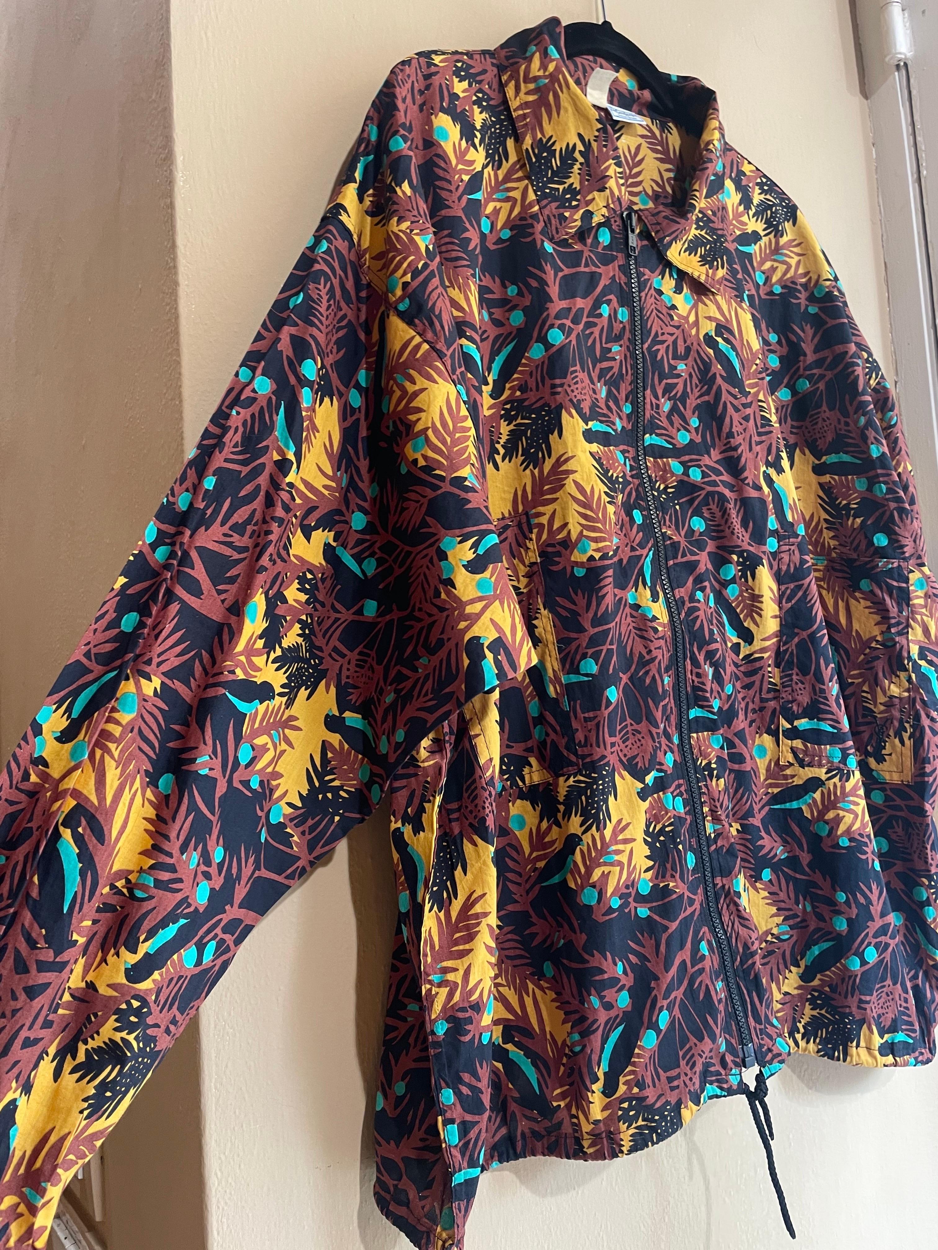 Vintage Yves Saint Laurent bomber jacket in cotton, size M, front zip closure and adjustable drawstring waist with two side pockets, one of which has the maison logo sewn on it. Elastic at the bottom of the sleeves. In good general condition, with