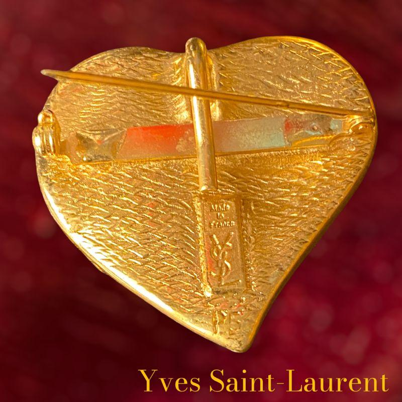 A simple and effective model. A beautiful flamboyant red heart. Perhaps for a man it is the gift, in order to reveal his passion or quite simply for us in order to please ourselves or to offer to a friend, and to carry on us, joy and love according