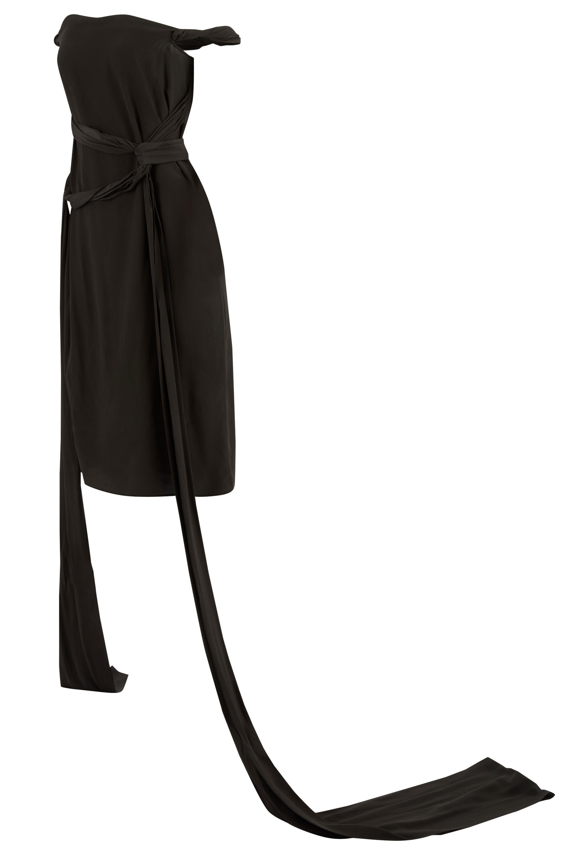 Vestido Vintage Yves Saint Laurent de Seda Marrón RTW 2002 Tie Up. Este vestido es de la colección RTW 2002, donde el vestido más largo está disponible en la pasarela y uno que tenemos en nuestro archivo, que se puede alquilar.  Este vestido se