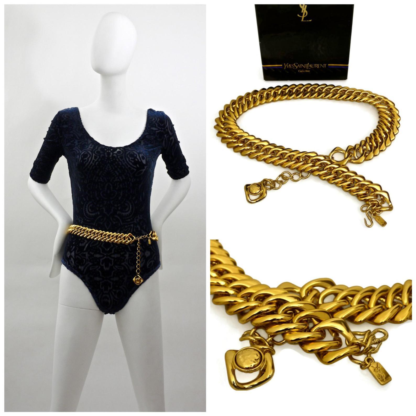 Vintage YVES SAINT LAURENT Chunky Chain Necklace Belt

Mesures :
Hauteur : 1+2=8]
Longueur à porter : 29 pouces à 33 4/8 pouces

Caractéristiques :
- 100% Authentique YVES SAINT LAURENT.
- Chaîne massive en métal doré.
- L'étiquette en métal est