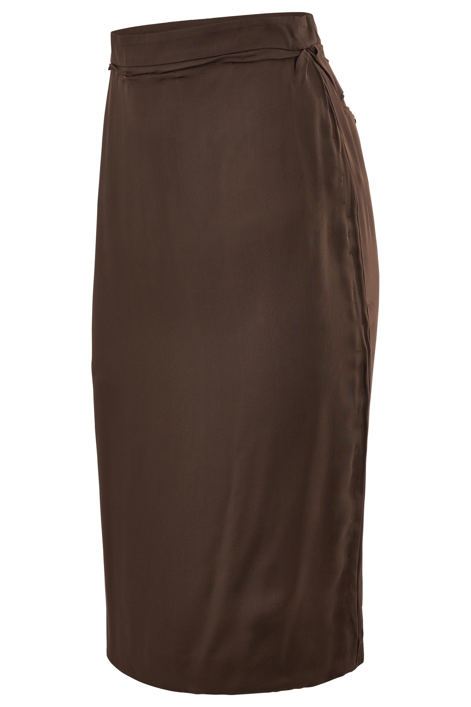Vintage By Yves Saint Laurent Brauner Seidenrock . Der schokoladenbraune Stoff schmiegt sich elegant an den Körper. Die schlanke Silhouette sitzt hoch in der Taille und fällt bis knapp unter das Knie, zwei Gesäßtaschen. Wird mit einem Reißverschluss