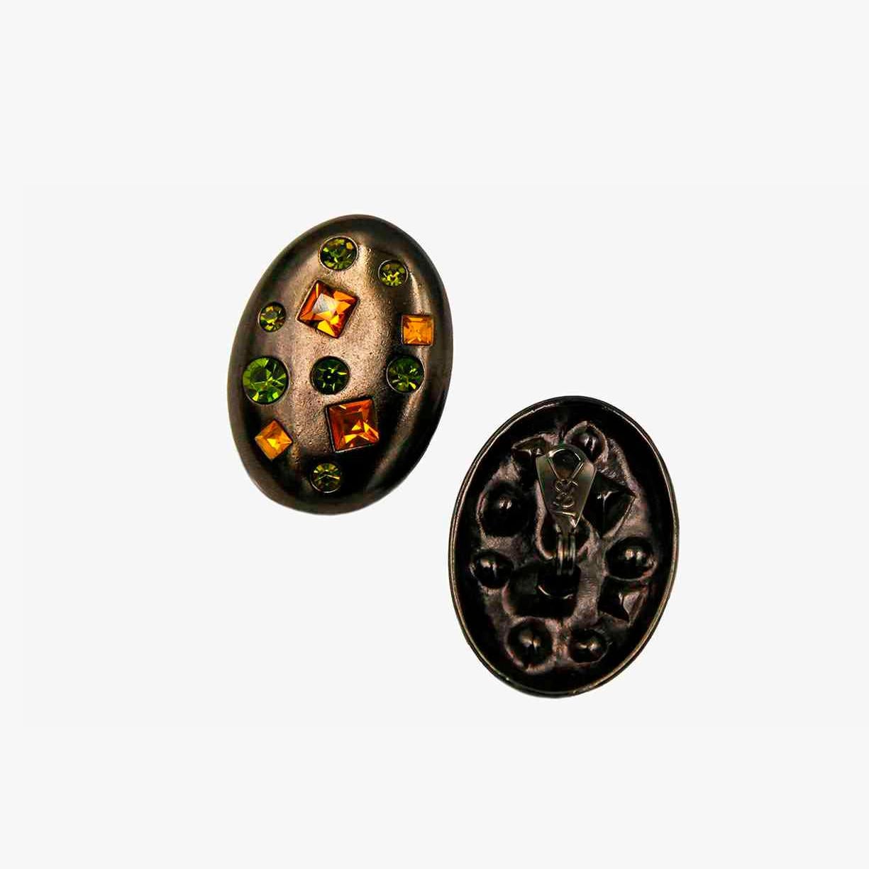 Vintage oval Yves Saint Laurent polished dark silver clip-on earrings decorated with green and orange rhinestones.

Signed.

Period: 1980s

Condition: Very good. No visible signes of wear.

Length: 4,5cm Width: 3,5cm

........Additional information