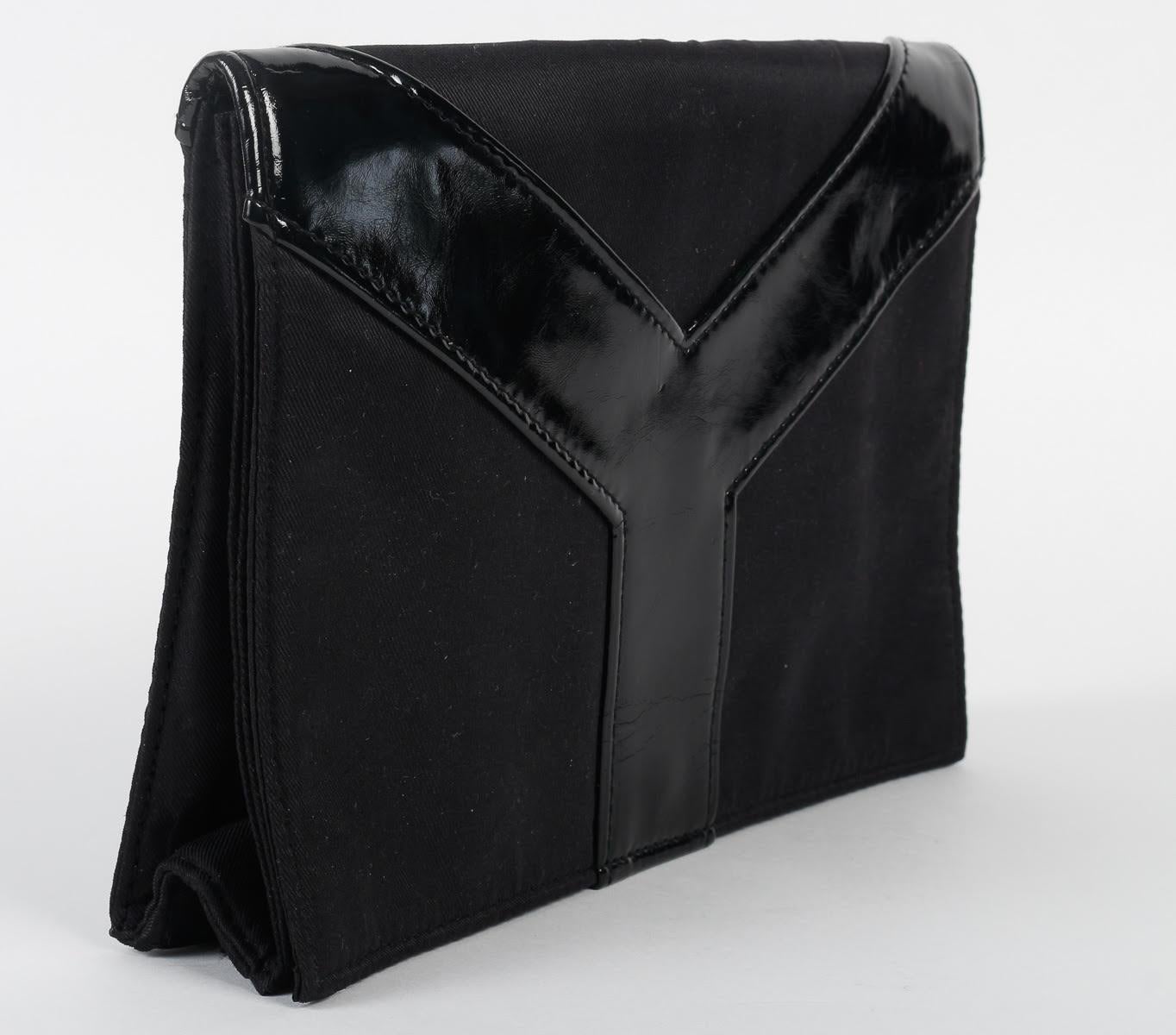 Vintage Yves Saint-Laurent clutch bag, Black leather, 20th century.

Yves Saint-Laurent clutch bag, Y logo in leather, mirror inside, black leather, good condition, 20th century.    
h: 16cm , w: 22cm, d: 4cm