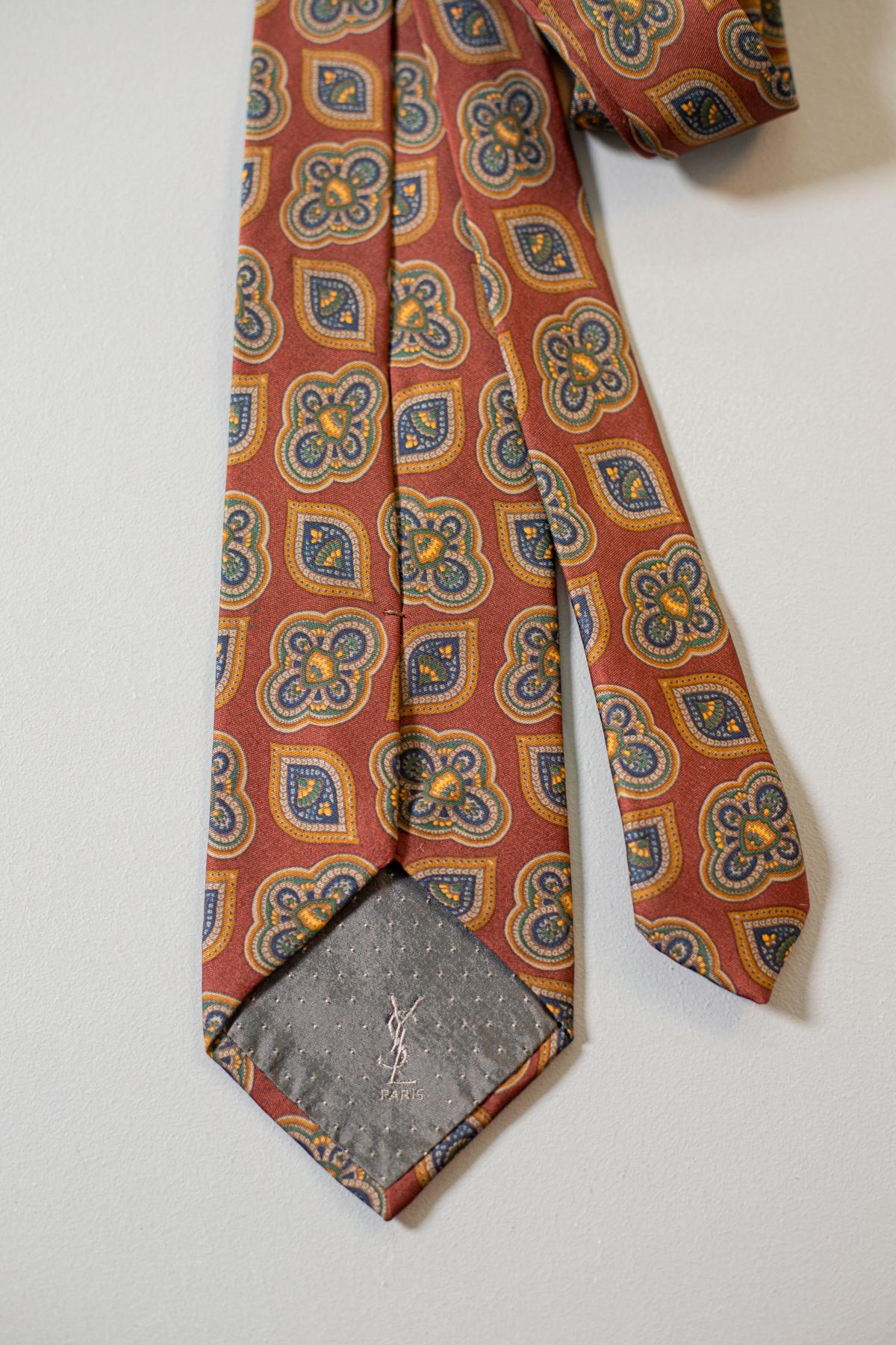 Yves Saint Laurent - Cravate vintage décorée en soie entièrement recouverte de soie  Bon état - En vente à Milano, IT