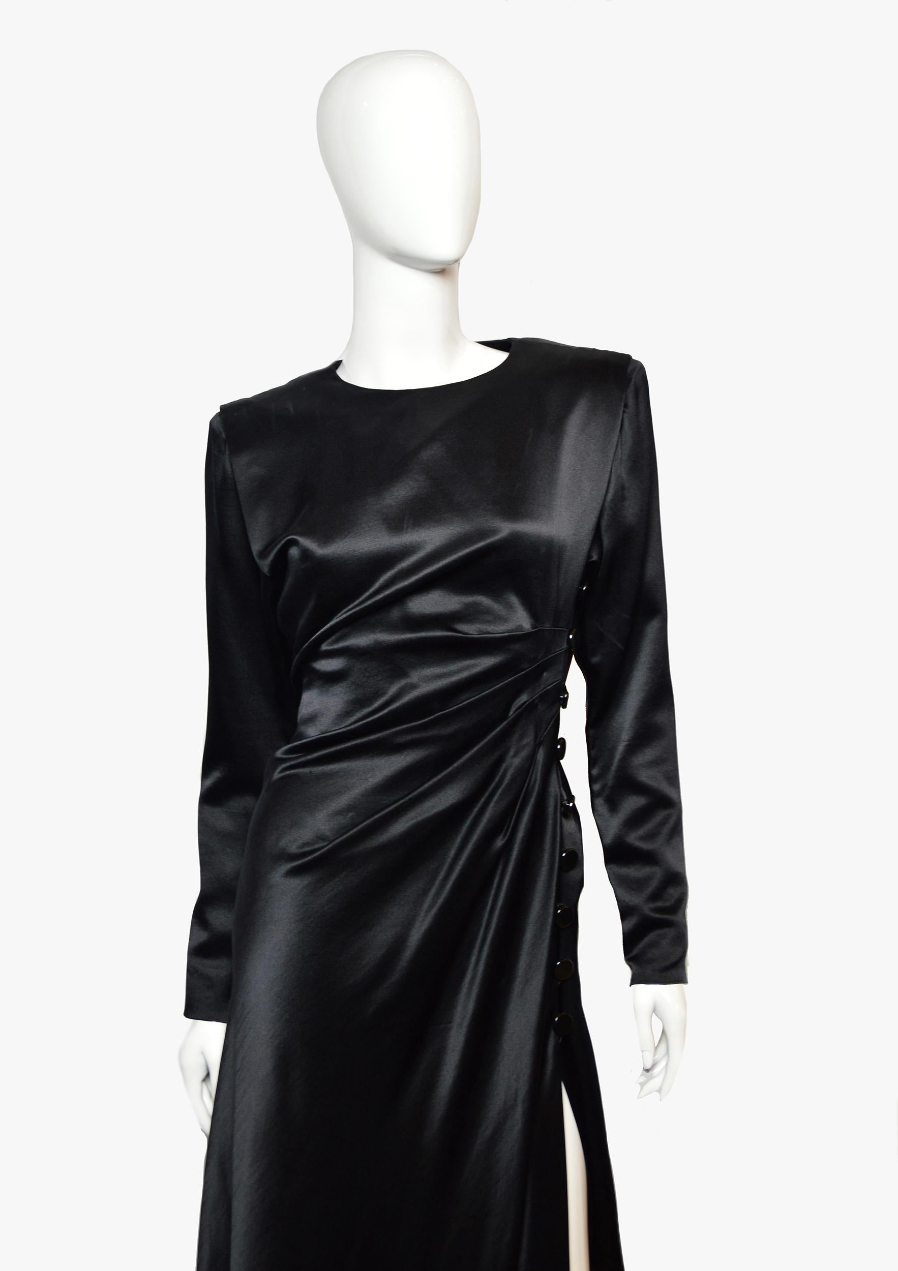 Yves Saint Laurent runway vintage black evening dress, Fall-winter 1987-1988 show.

A flowing dress of incredible beauty, accurately reflecting the style of the great couturier.

Shoulders with a clear line, draped with buttons in the chest area,