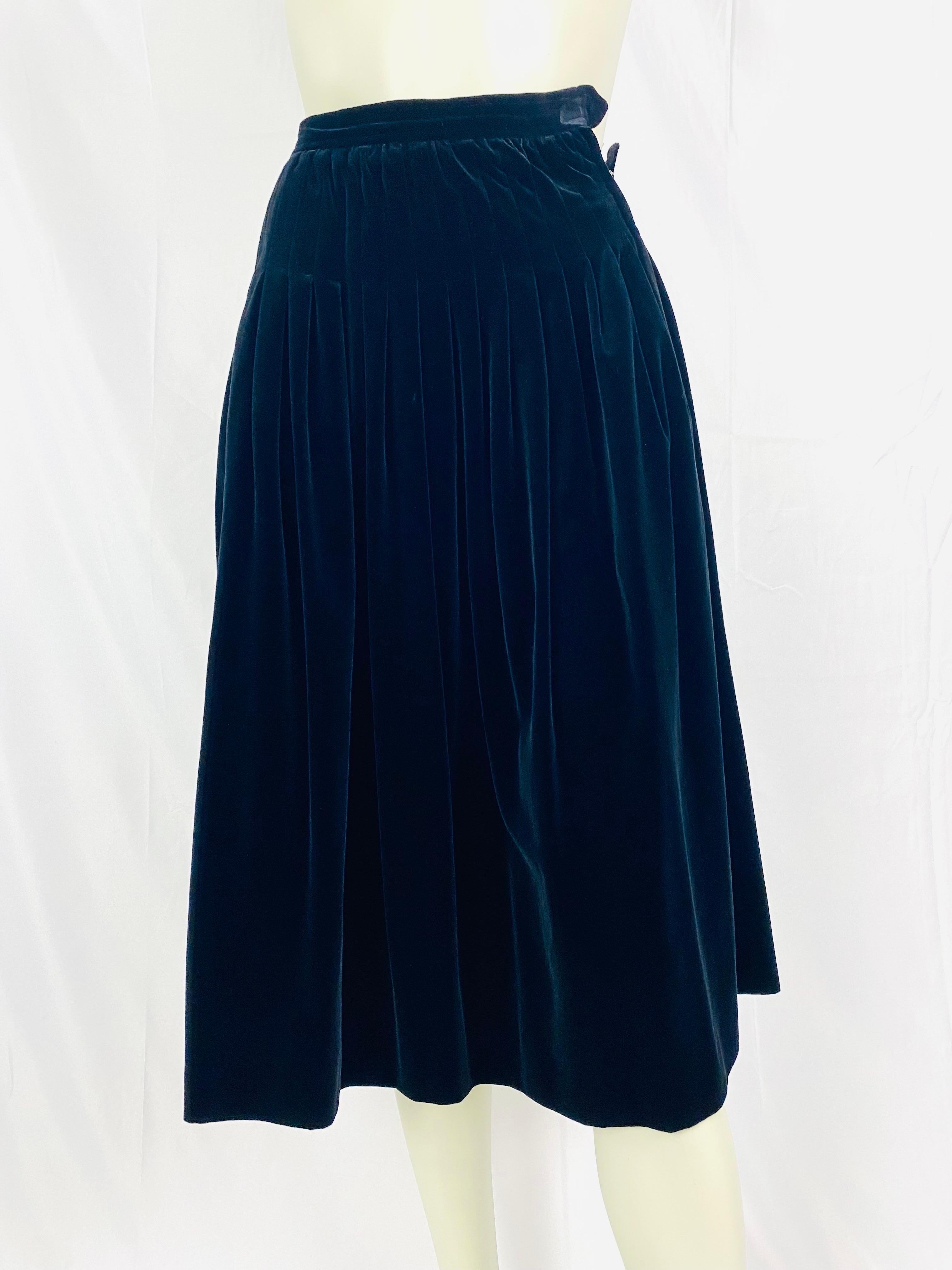 Essential vintage Yves Saint Laurent rive gauche skirt in black velvet from the 1970s.
High waisted, pleated, below the knee length.
Side zipper, closing with a large hook.
Discreet hip pockets.
Note, a small hitch on the seam in a fold at the back