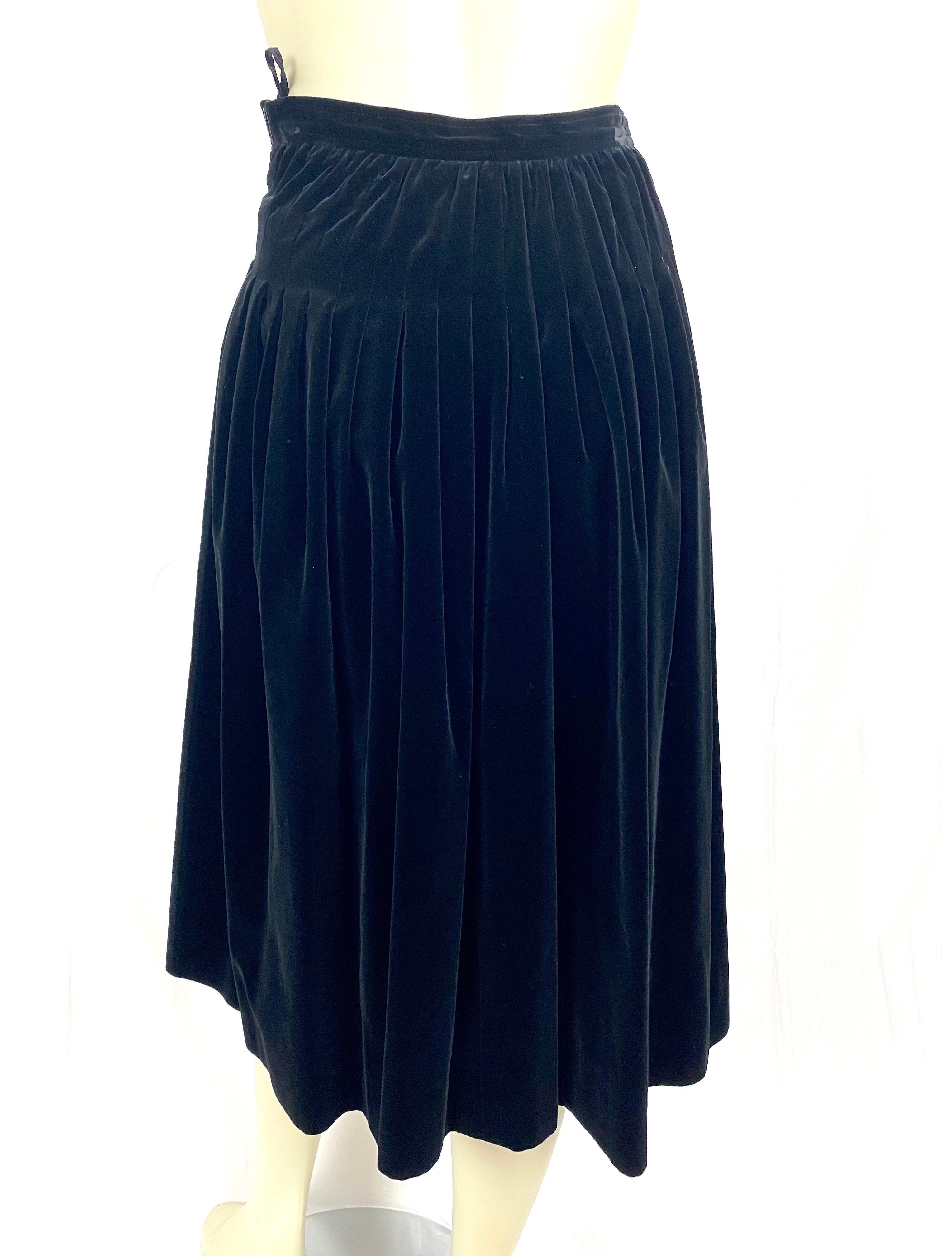 Vintage Yves saint laurent evening skirt from 1970 in black velvet In Good Condition For Sale In L'ESCALA, ES