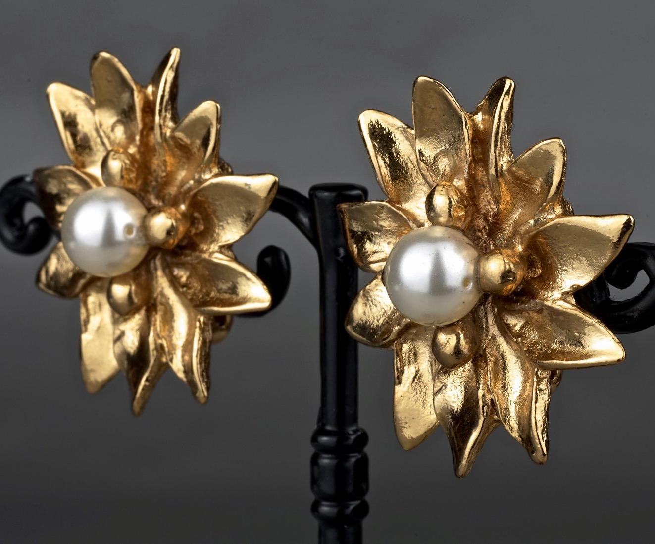 Vintage YVES SAINT LAURENT Flower Pearl Earrings In Excellent Condition For Sale In Kingersheim, Alsace