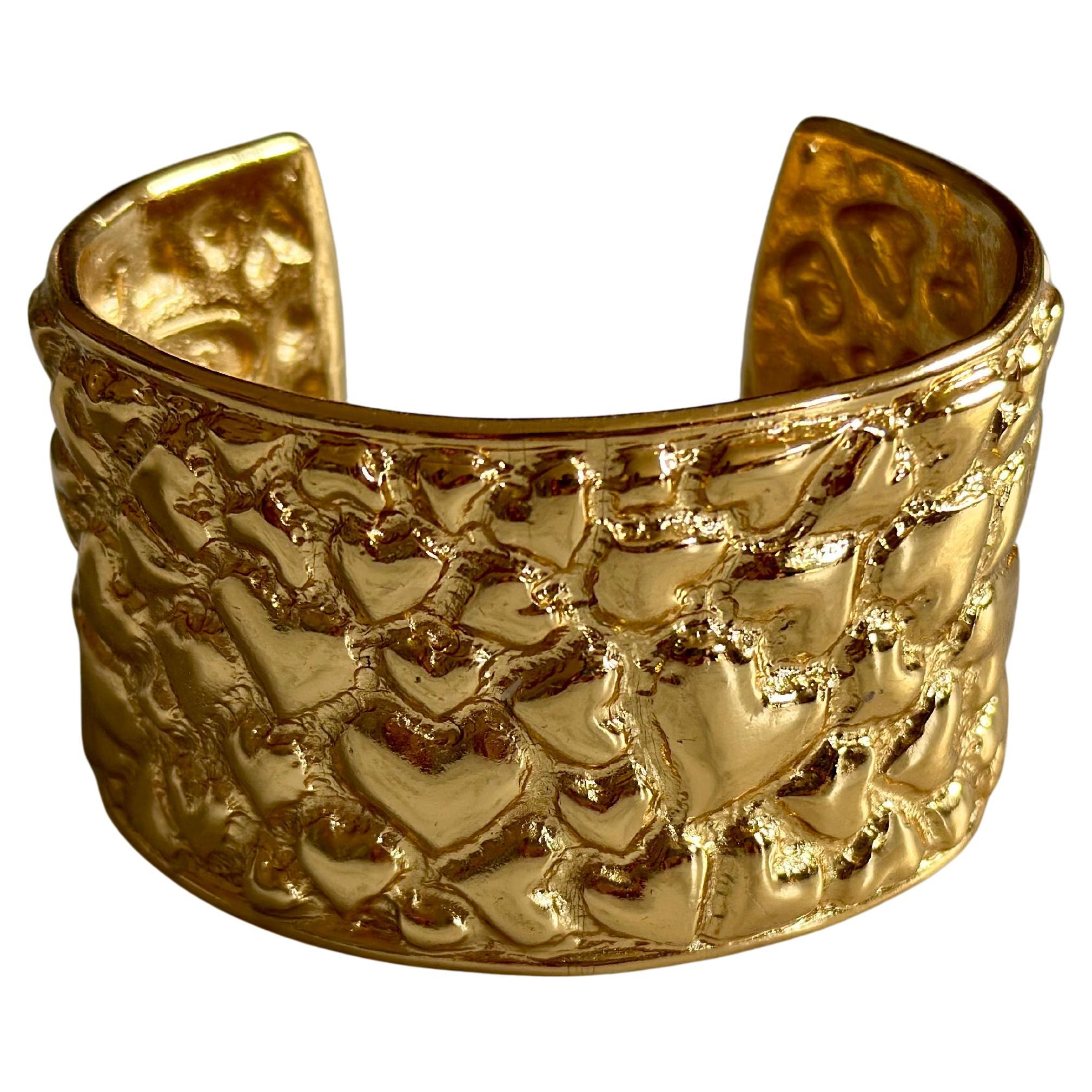 Bracelet manchette vintage Yves Saint Laurent avec cœur doré et martelé, années 1980