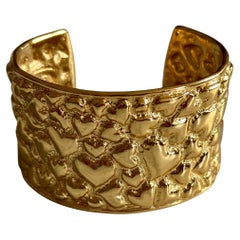 Vintage Saint Laurent Bracciale con cuore dorato e martellato, anni '80