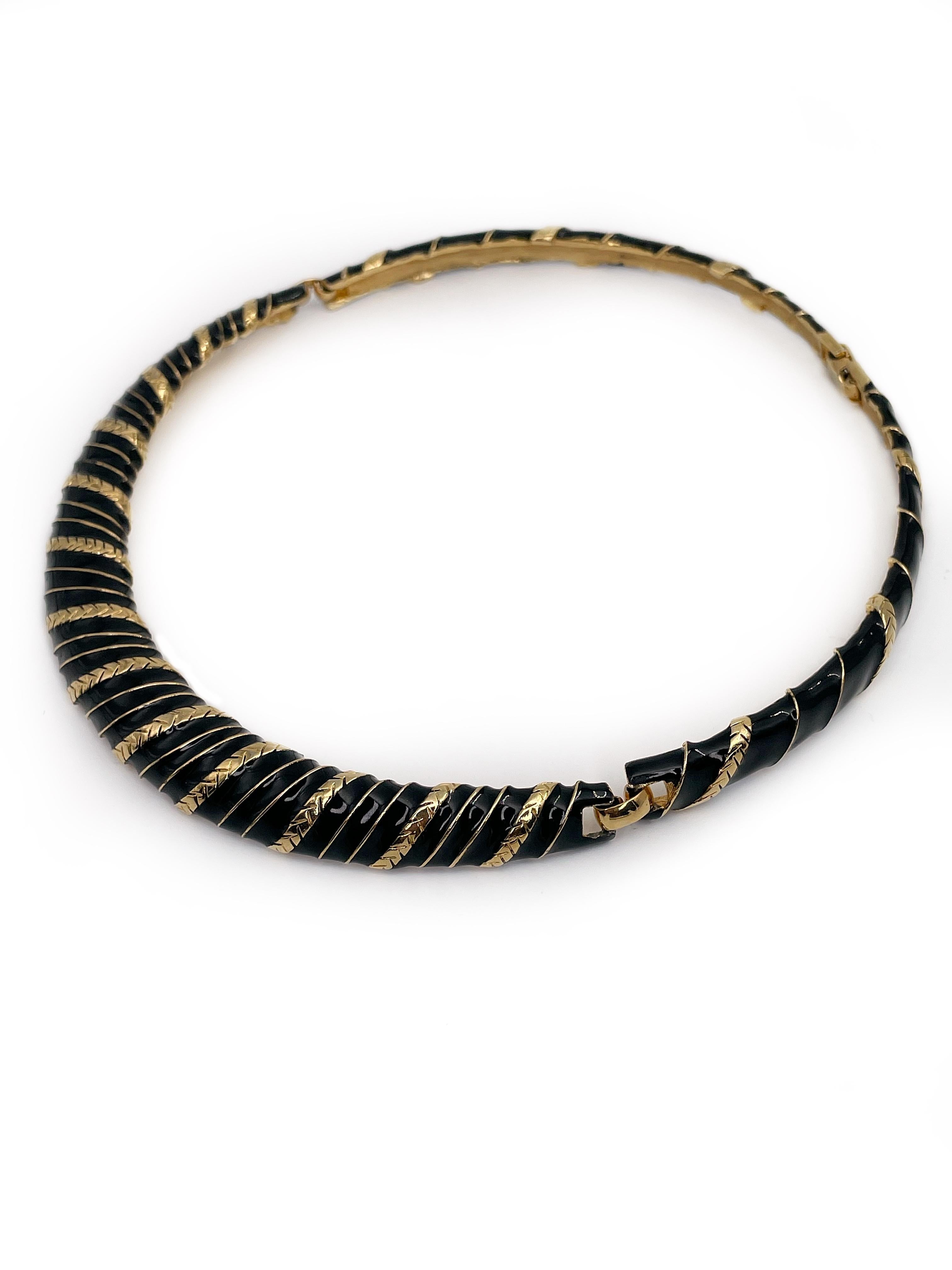 This is a minimalistic design collier necklace designed by YSL. This piece is gold plated, adorned with black enamel and diagonal stripes. 

It is made in 1970’s.

Markings: “YSL” (shown in photos).

Whole length: 37cm
Width: 1.3cm (max.), 0.5cm