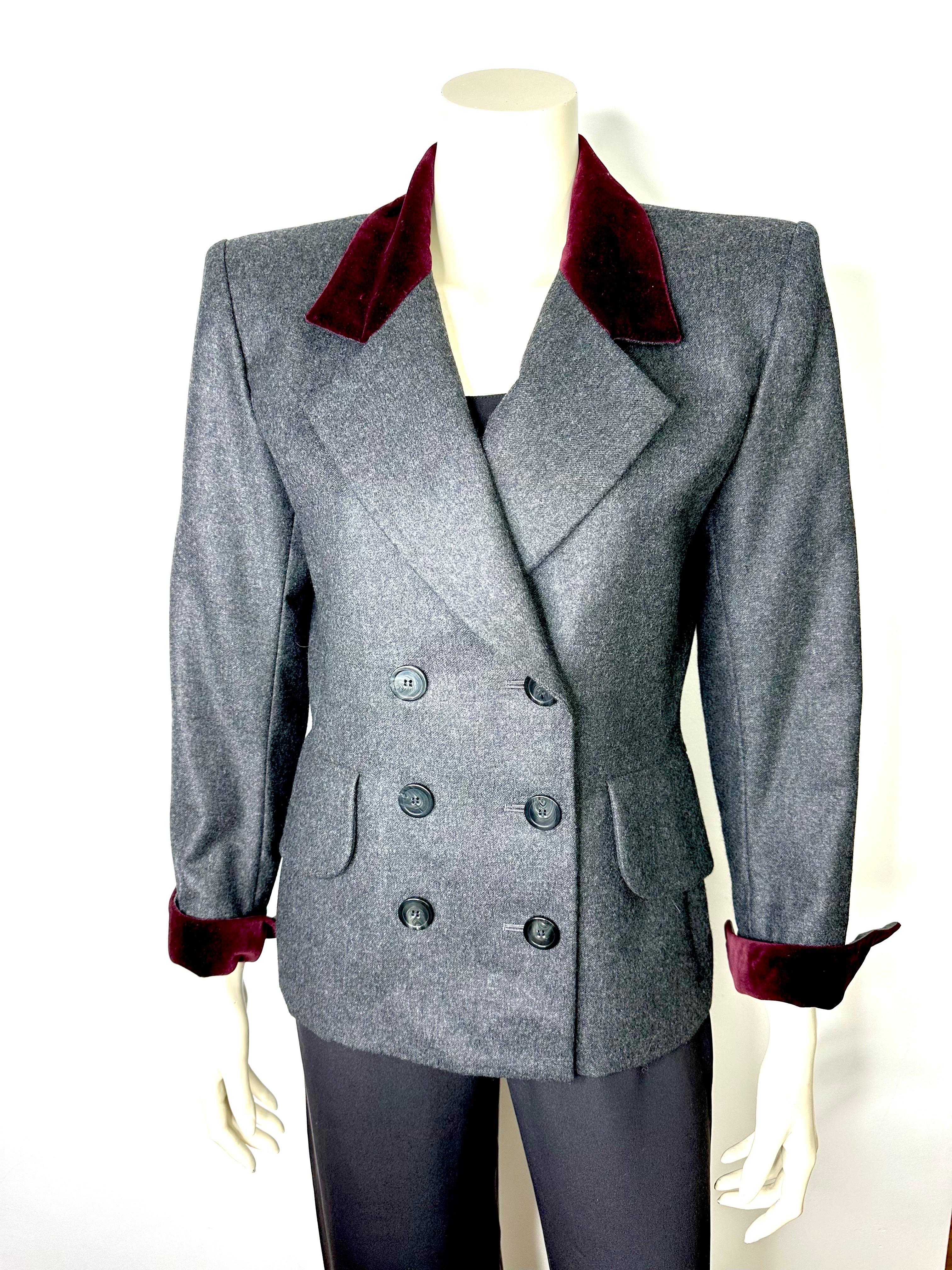 Vintage Yves saint Laurent variation blazer from 1990, slim-fit, gray wool with burgundy velvet collar and cuffs.
The blazer features double-breasted buttoning and large flap pockets.
Size 40, please refer to measurements
Shoulder width 41cm
Chest