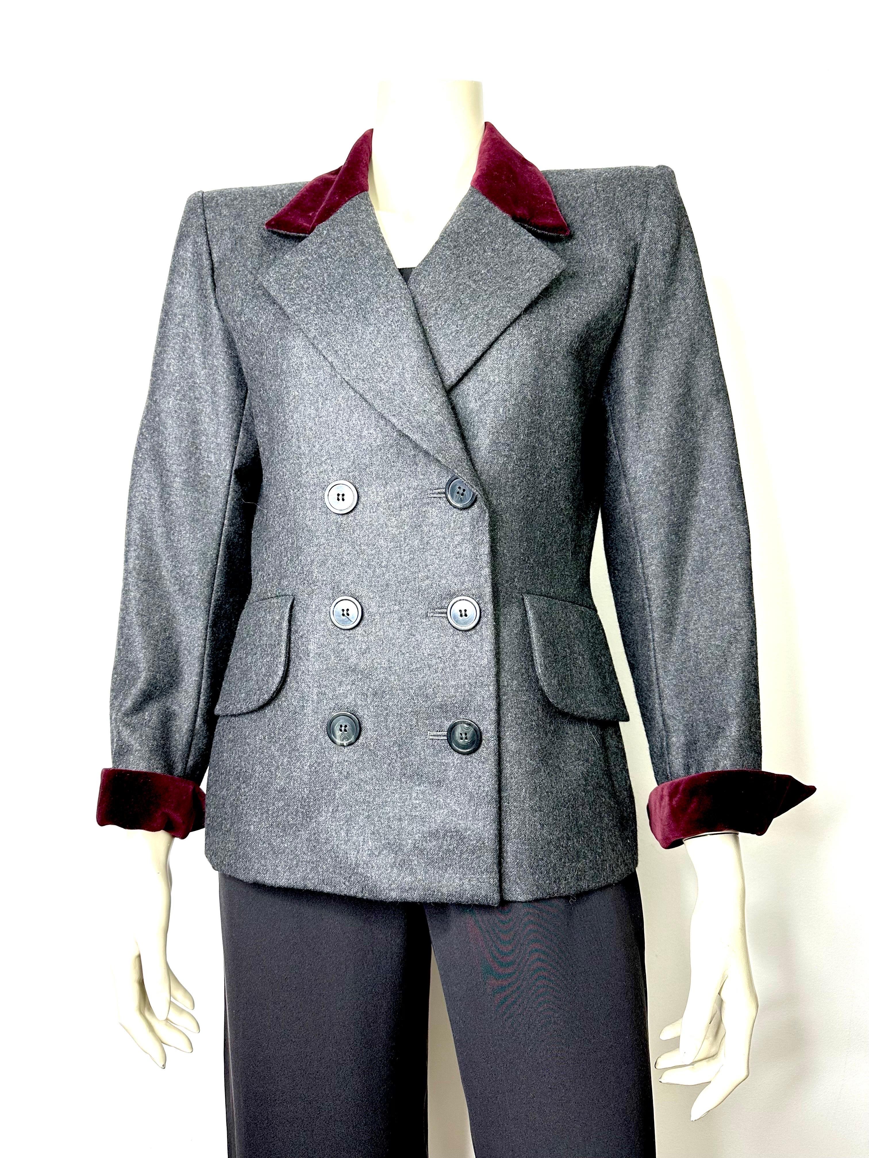 Vintage Yves saint Laurent grey wool blazer from 1990 In Good Condition For Sale In L'ESCALA, ES